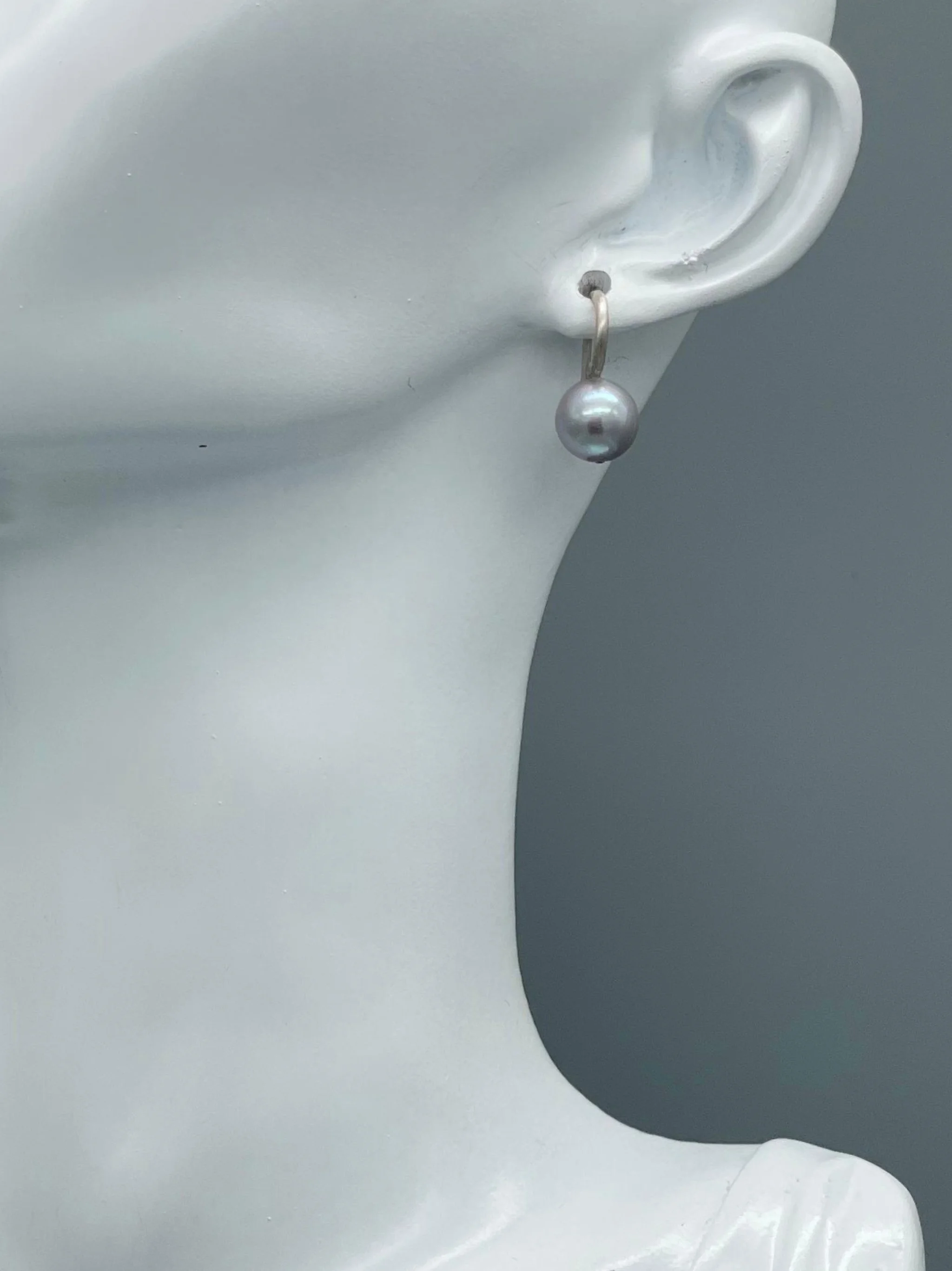 Perle grigie Crepundia in argento opaco, design contemporaneo.