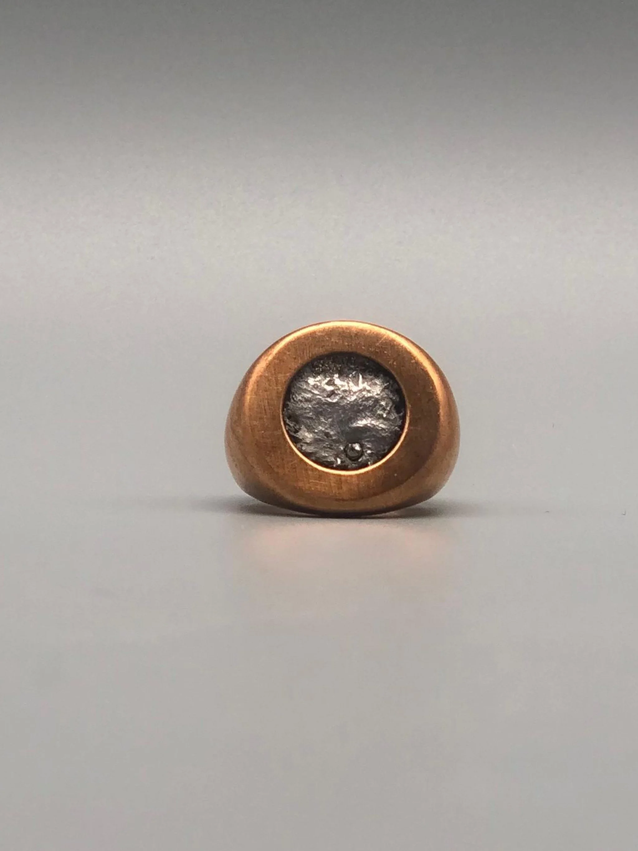 Anello M2 in bronzo con elemento centrale in stagno e marcassite design scultoreo Padma Crepundia Gioielli — Crepundia Bologna sculptural bronze ring with tin and marcasite contemporary jewelry