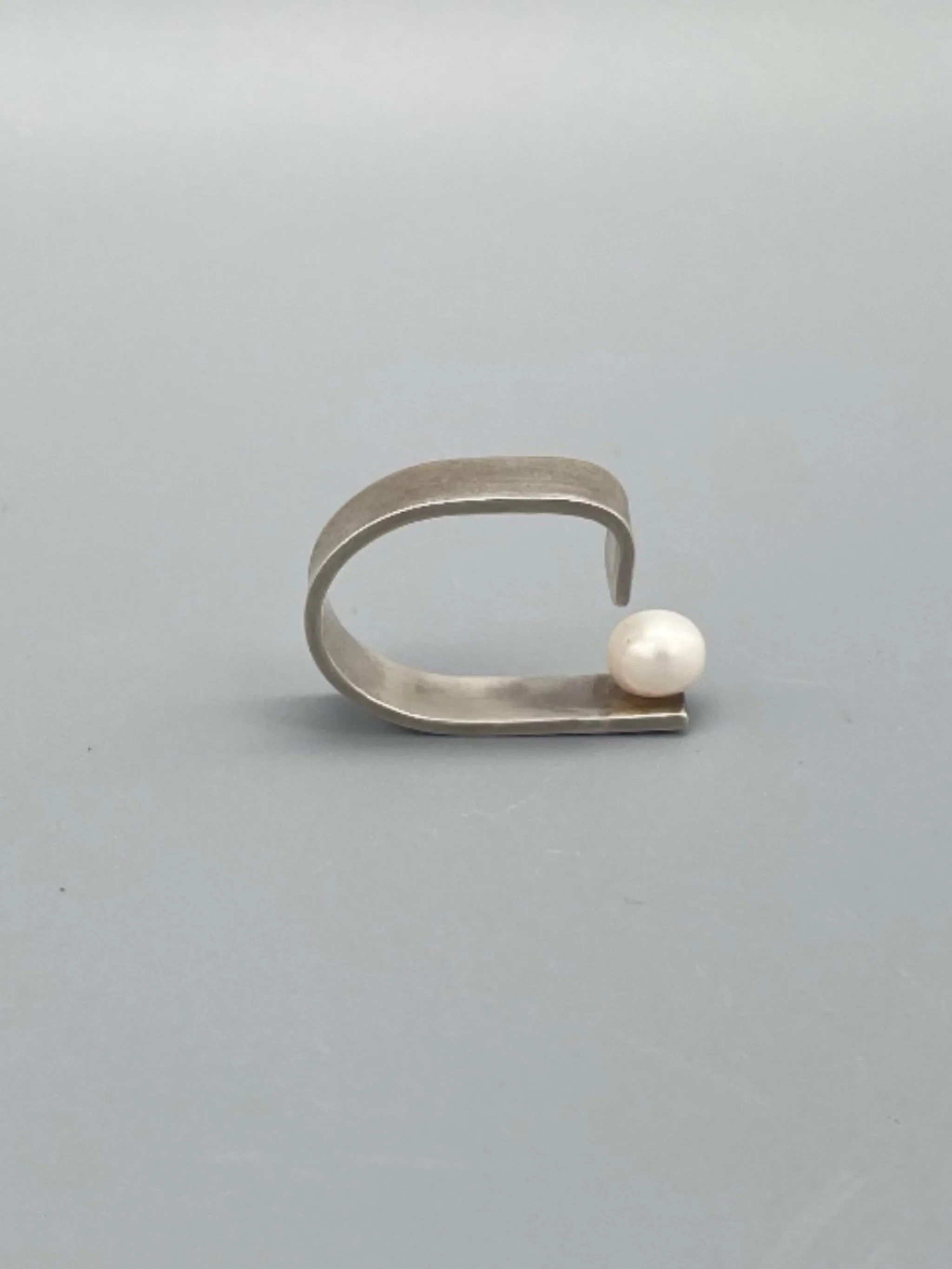 Anello Clave argento 925 e perla Crepundia Gioielli — Crepundia Bologna contemporary open ring with pearl