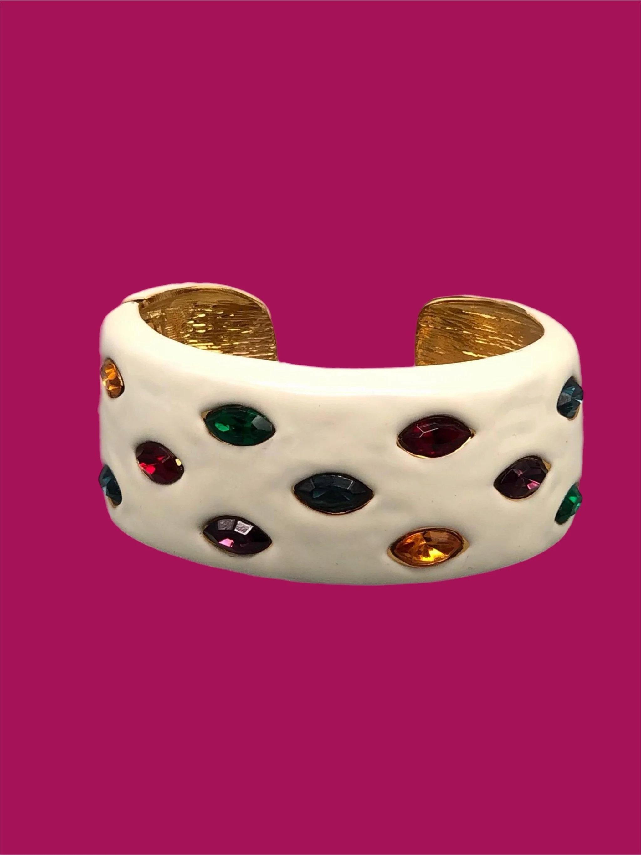 Kenneth Jay Lane white enamel bracelet with multicolored cabochons, gold-tone interior, costume jewelry, Crepundia Gioielli Bologna
Bracciale Kenneth Jay Lane in smalto bianco con cabochon multicolore e interno dorato, costume jewelry, Crepundia Gioi