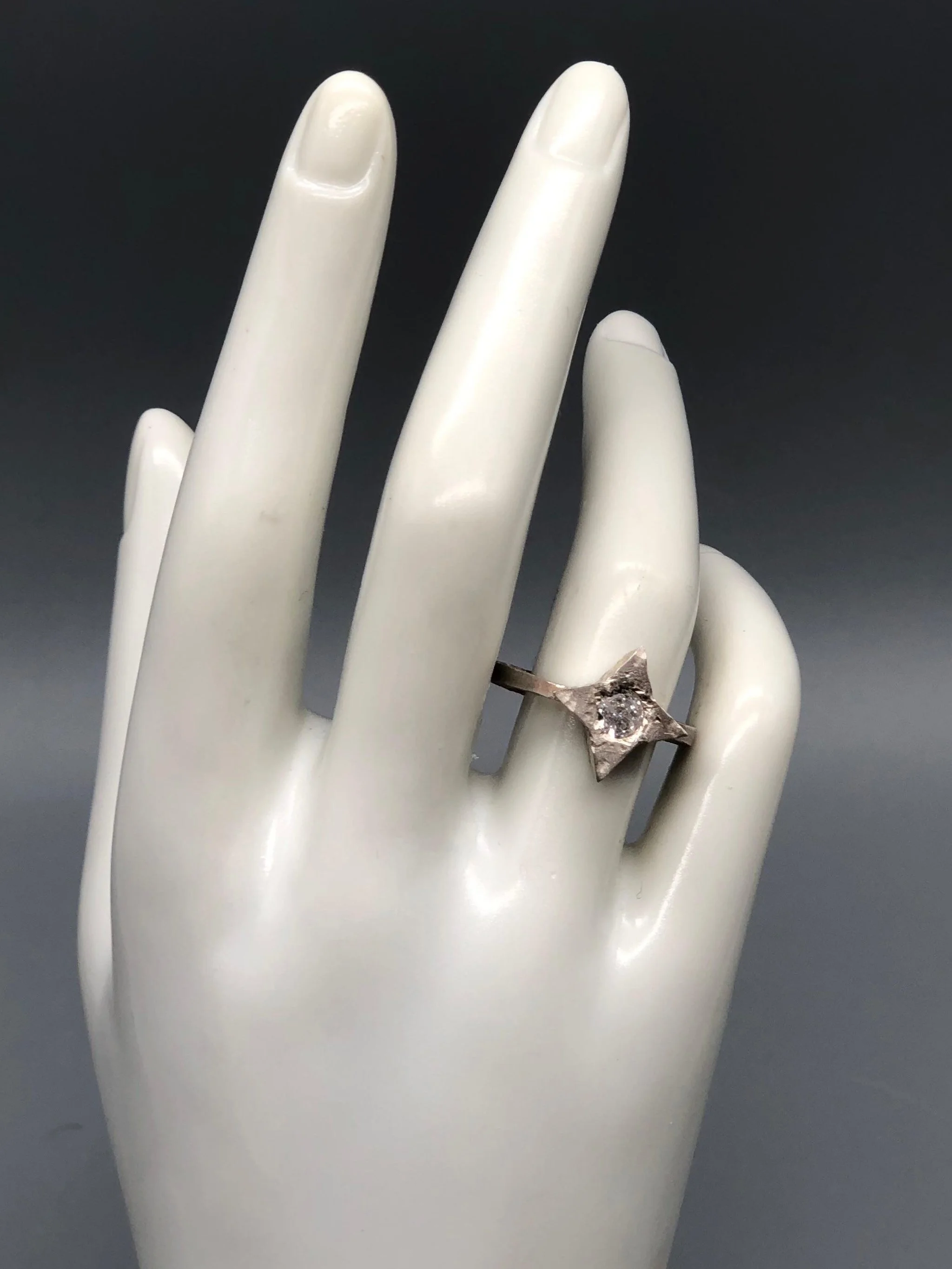 Contemporah Stars rings in sterling silver with faceted stones. Sculptural contemporary rings available at Crepundia Gioielli Bologna.