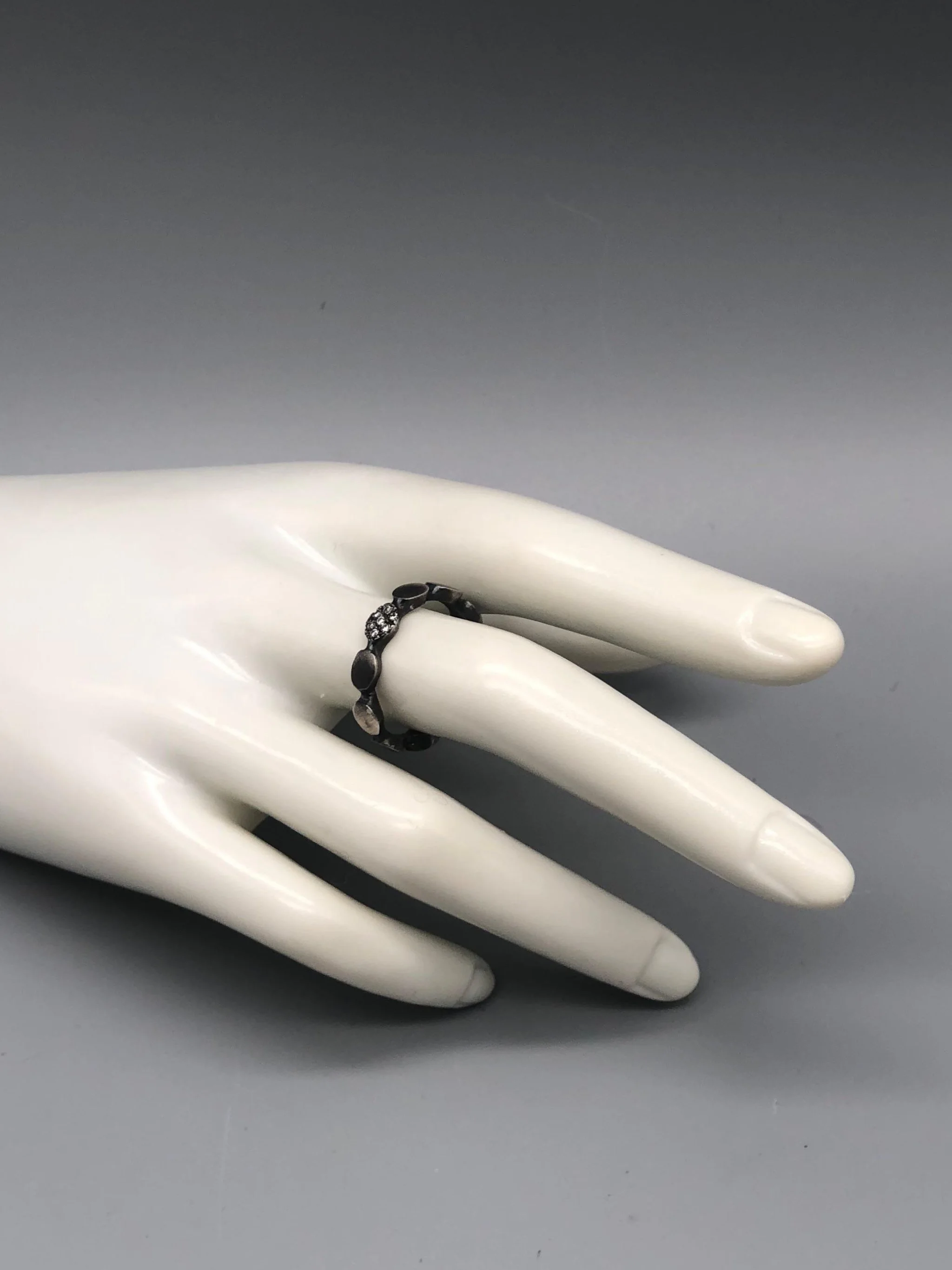 Anello Rosario in argento brunito con pavé di diamanti — Crepundia Gioielli Bologna