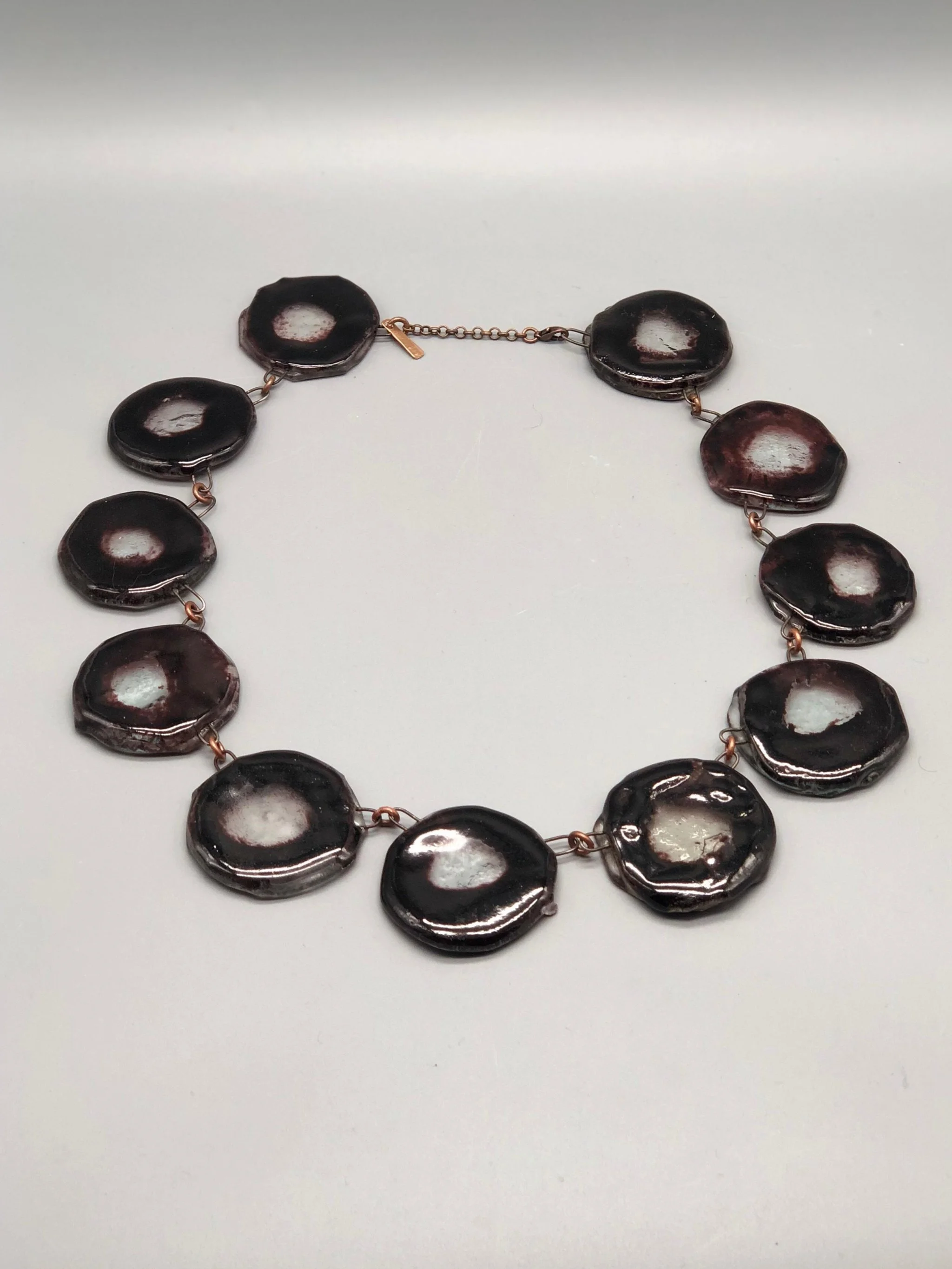 Manumara fused glass and copper necklace for Crepundia Gioielli Bologna. / Collana Manumara in vetro fusione e rame per Crepundia Gioielli Bologna.