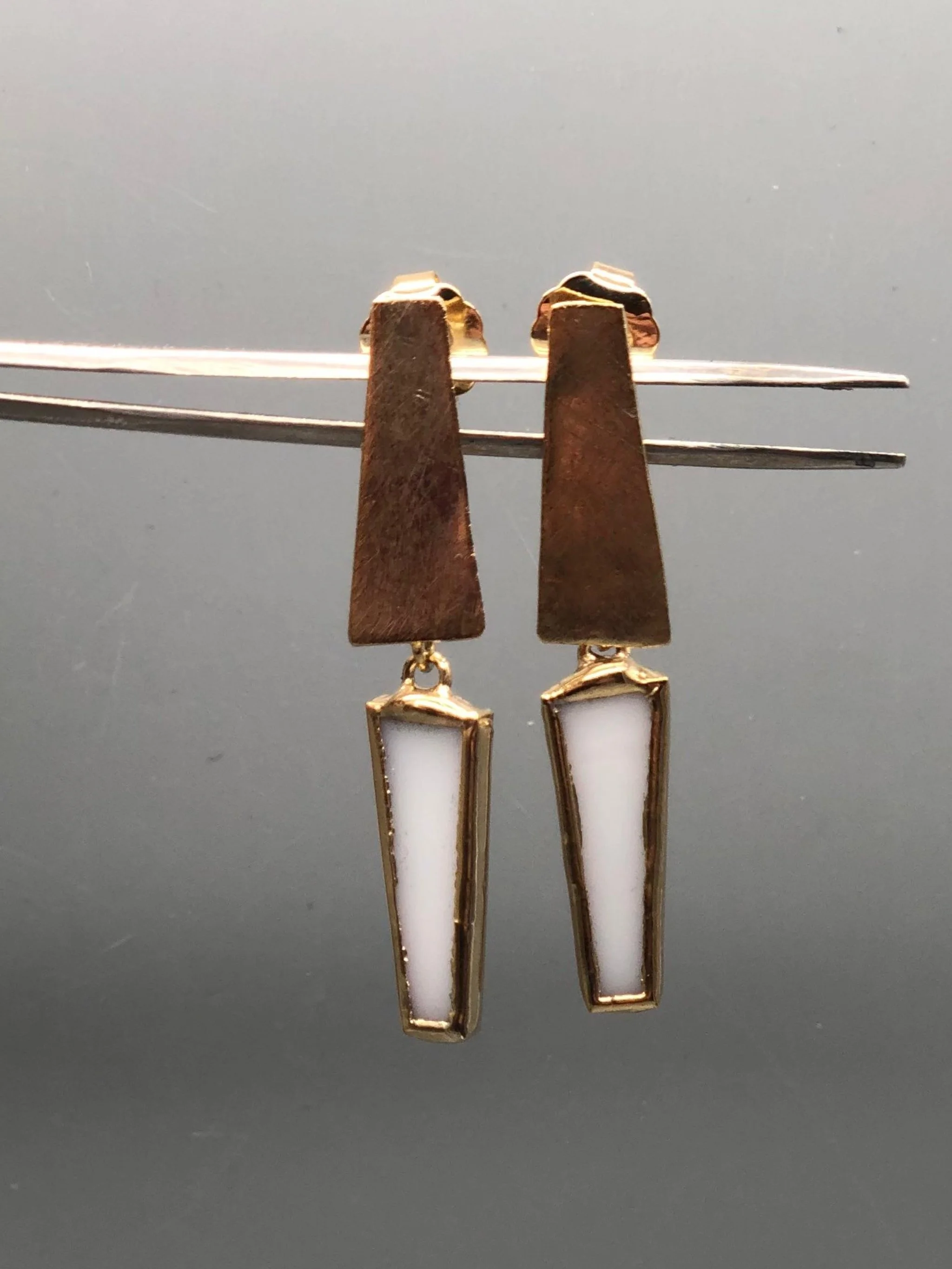 Trapezio Bianco earrings by Anni Luce, featuring geometric gold-plated brass elements and white Murano glass.