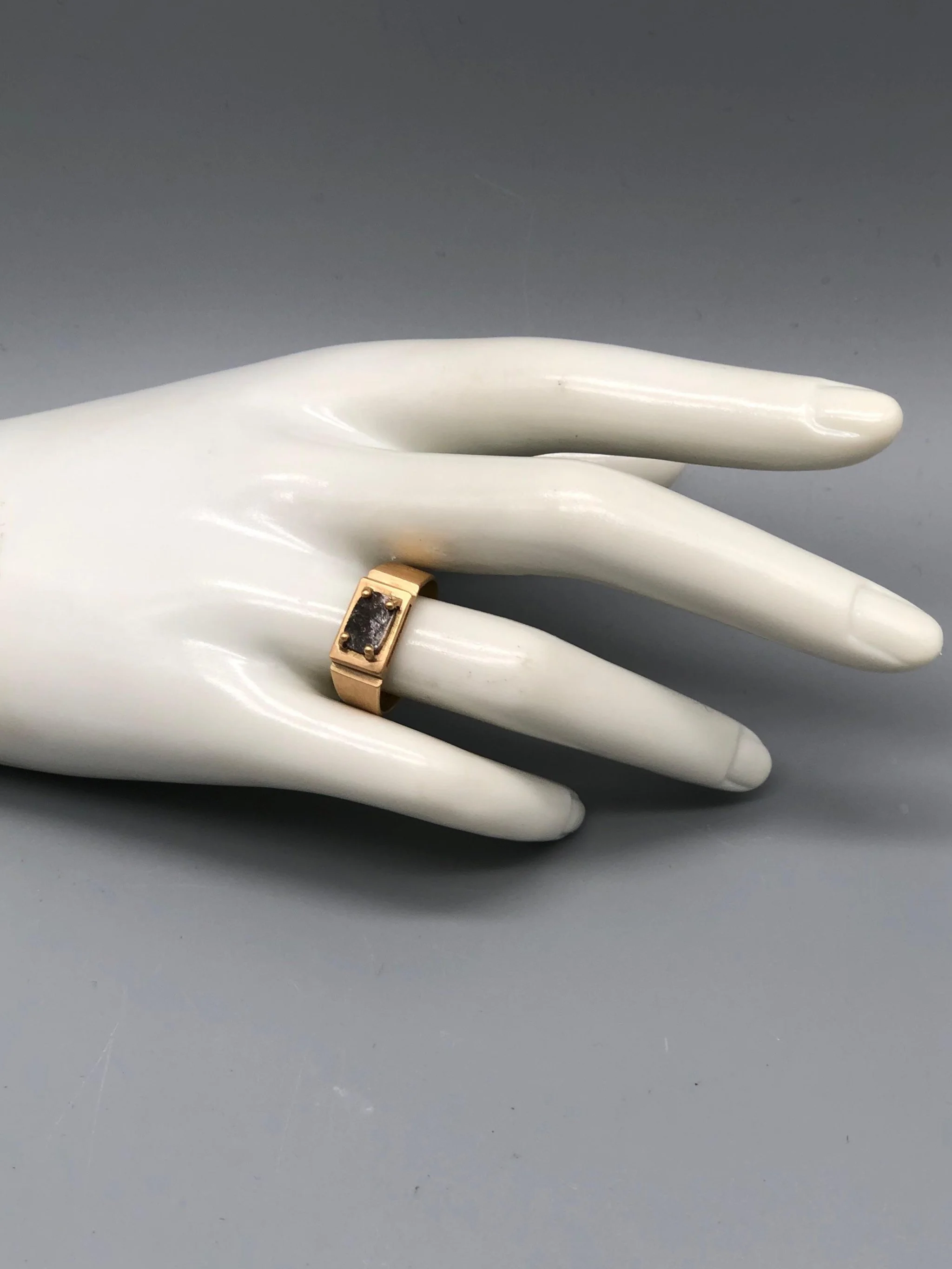 Mon Amour grey diamond ring in 18k gold by Marco Mangàni – Crepundia Gioielli Bologna / Anello Mon Amour con diamante grigio in oro 18 carati di Marco Mangàni – Crepundia Gioielli Bologna
