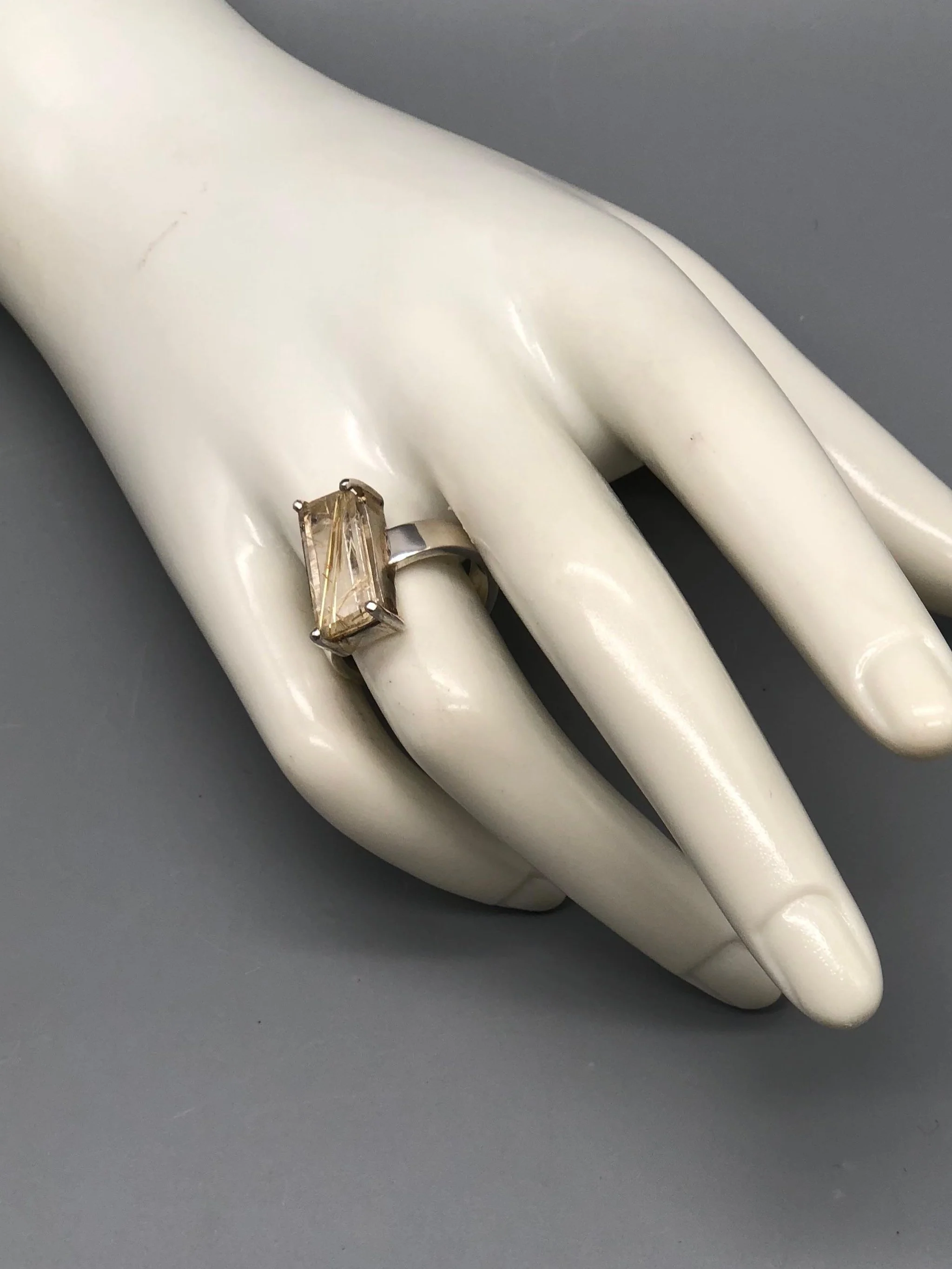 Rutilated quartz ring in sterling silver by Ariadna Segafredo for Crepundia Gioielli