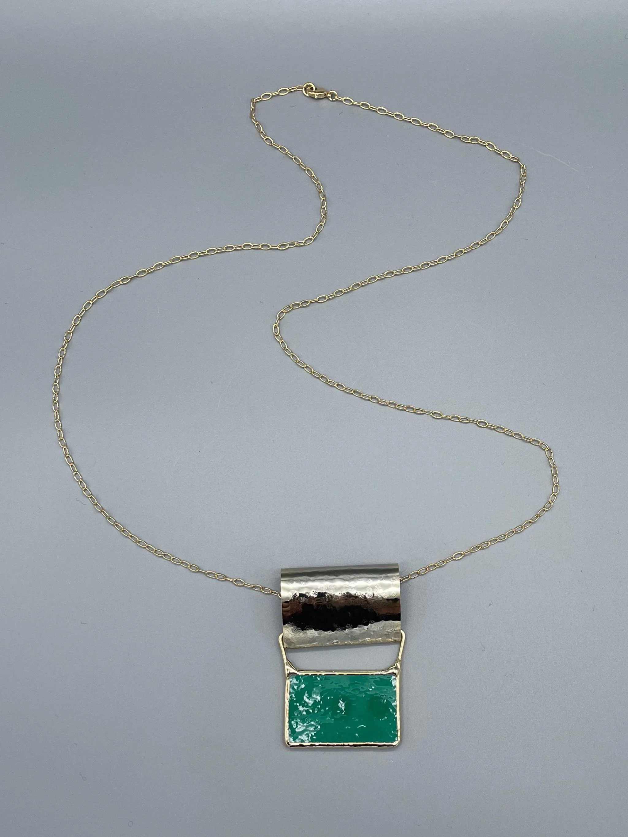 Collana Green 70 Anni Luce in ottone dorato oro giallo 18 carati con vetro verde prezioso, design contemporaneo.