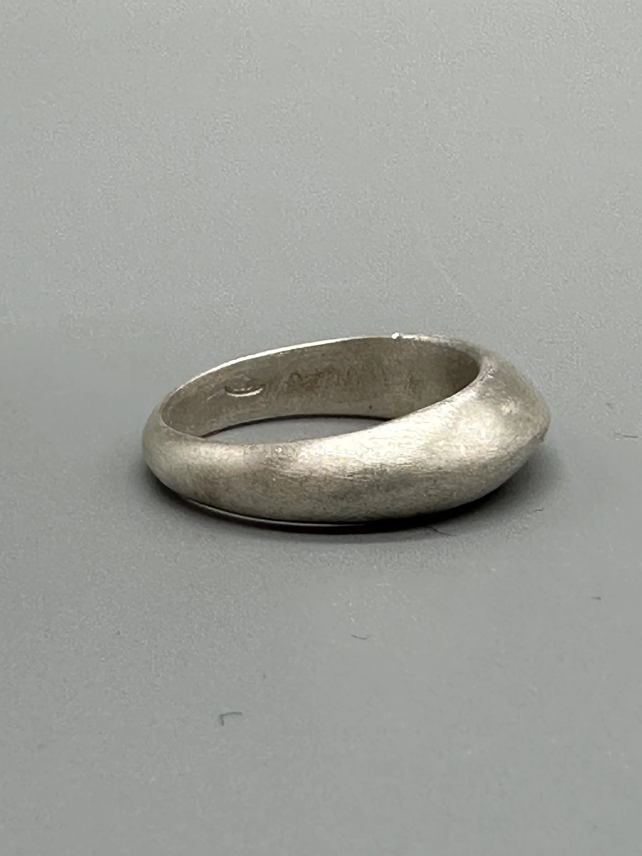 Anello Carla Crepundia in argento opaco, fascia bombata dal profilo morbido. Carla matte silver ring by Crepundia, rounded band with a soft profile.