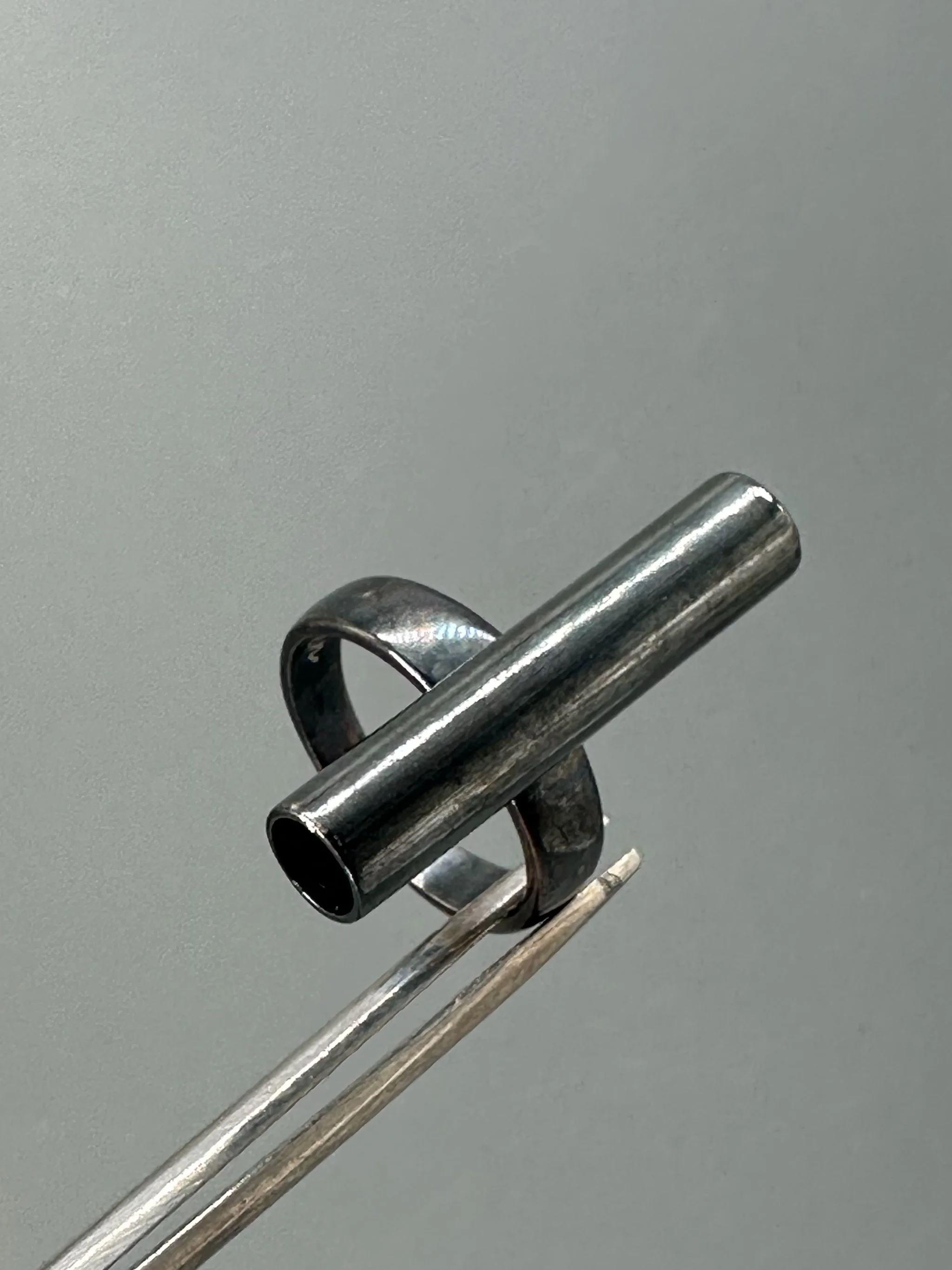 Anello Black Tube in argento al rutenio di HoAsen Jewelry.  Black Tube Ring in ruthenium-plated silver by HoAsen Jewelry.