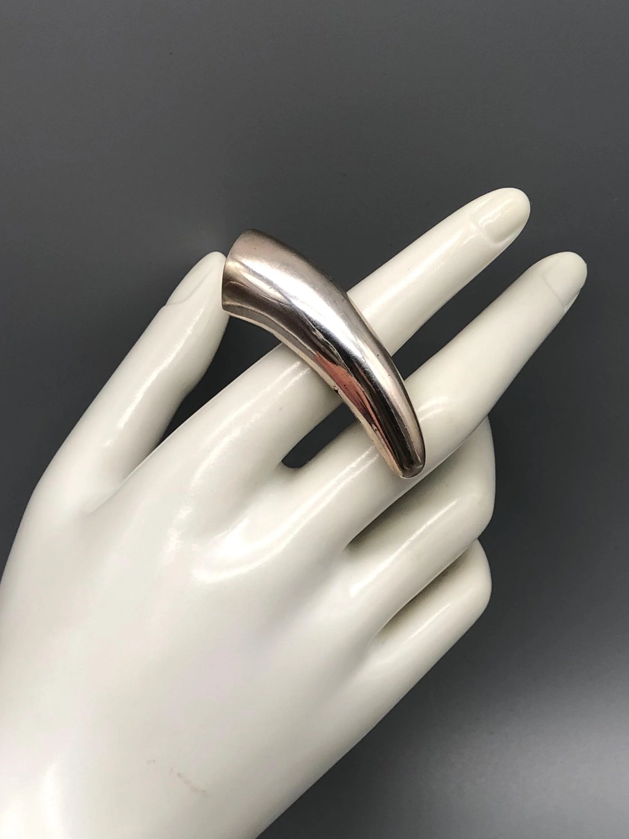 Zanna ring by Ariadna Segafredo in sterling silver, elongated sculptural form, Crepundia Gioielli Bologna