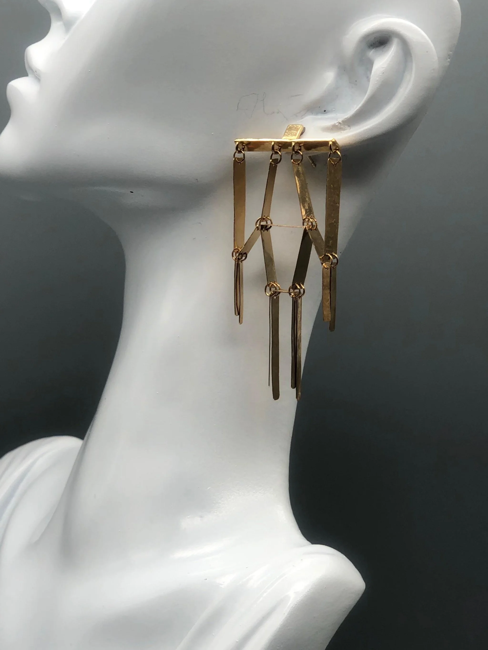 Elisa Deval Alo Medi earrings in sterling silver with 18 karat yellow gold plating, geometric contemporary dangling earrings worn on mannequin, Crepundia Gioielli Bologna
