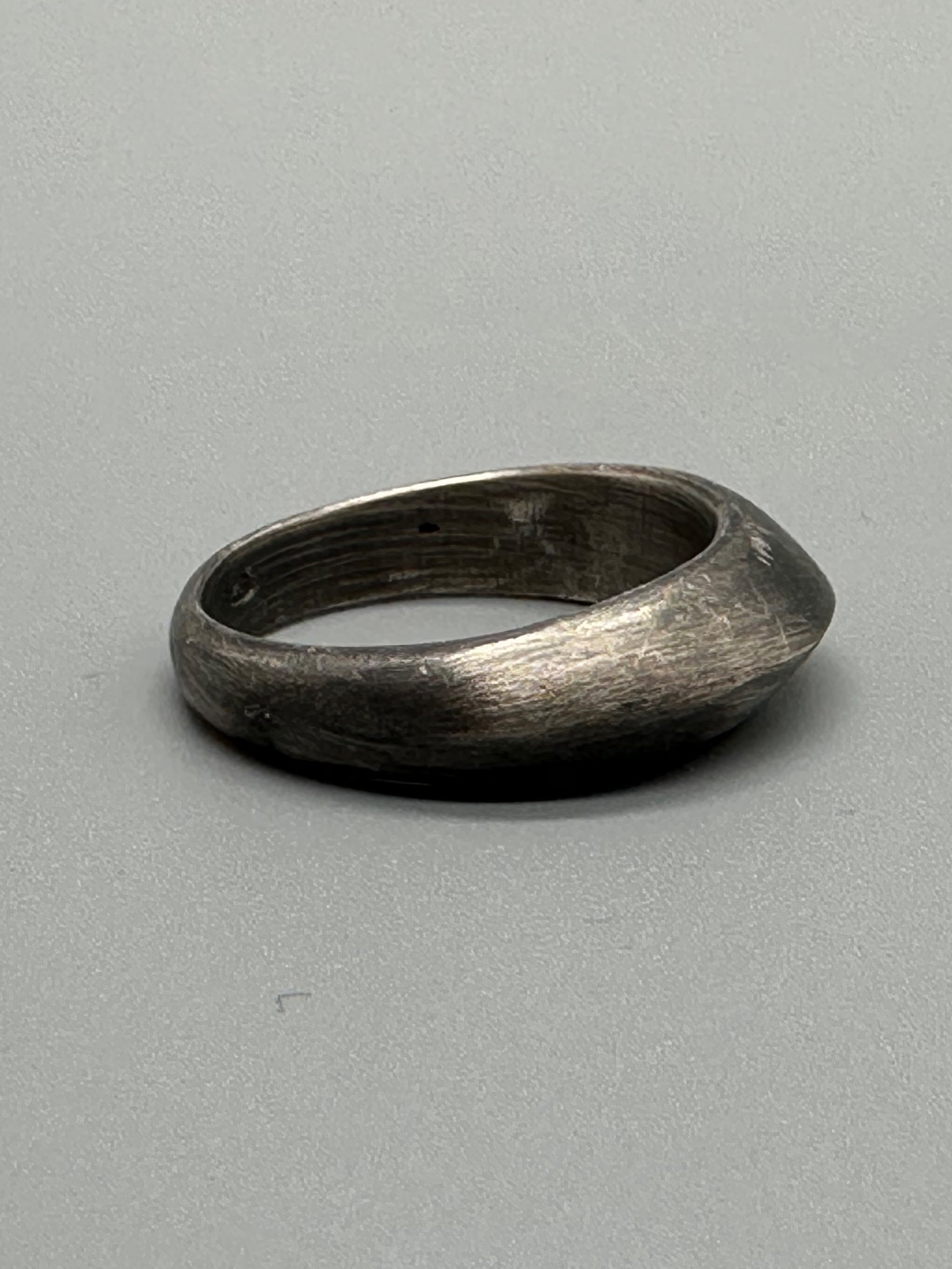 Anello Carla Crepundia in argento brunito, fascia bombata con superficie scura irregolare. Carla oxidized silver ring by Crepundia, rounded band with an irregular dark finish.