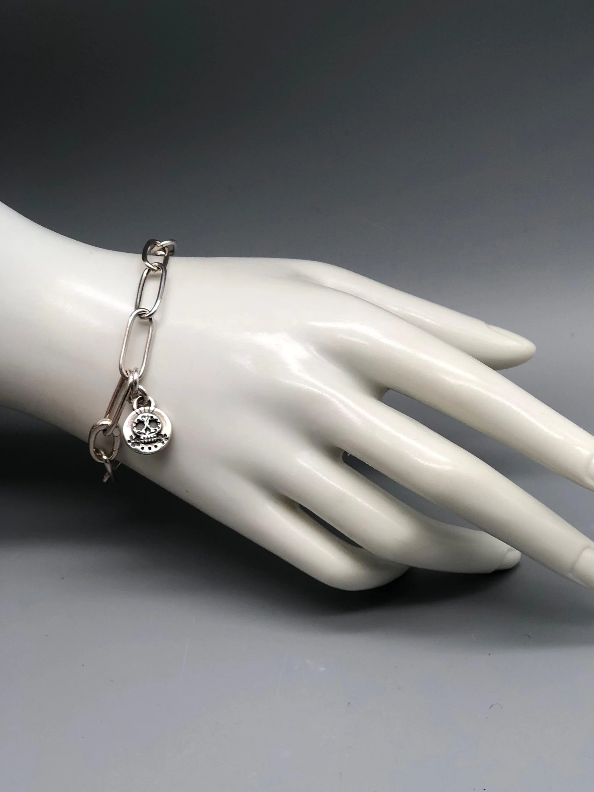 Sonja Markhoff Calavera bracelet in sterling silver with engraved skull pendant, matte finish, contemporary jewelry at Crepundia Gioielli Bologna