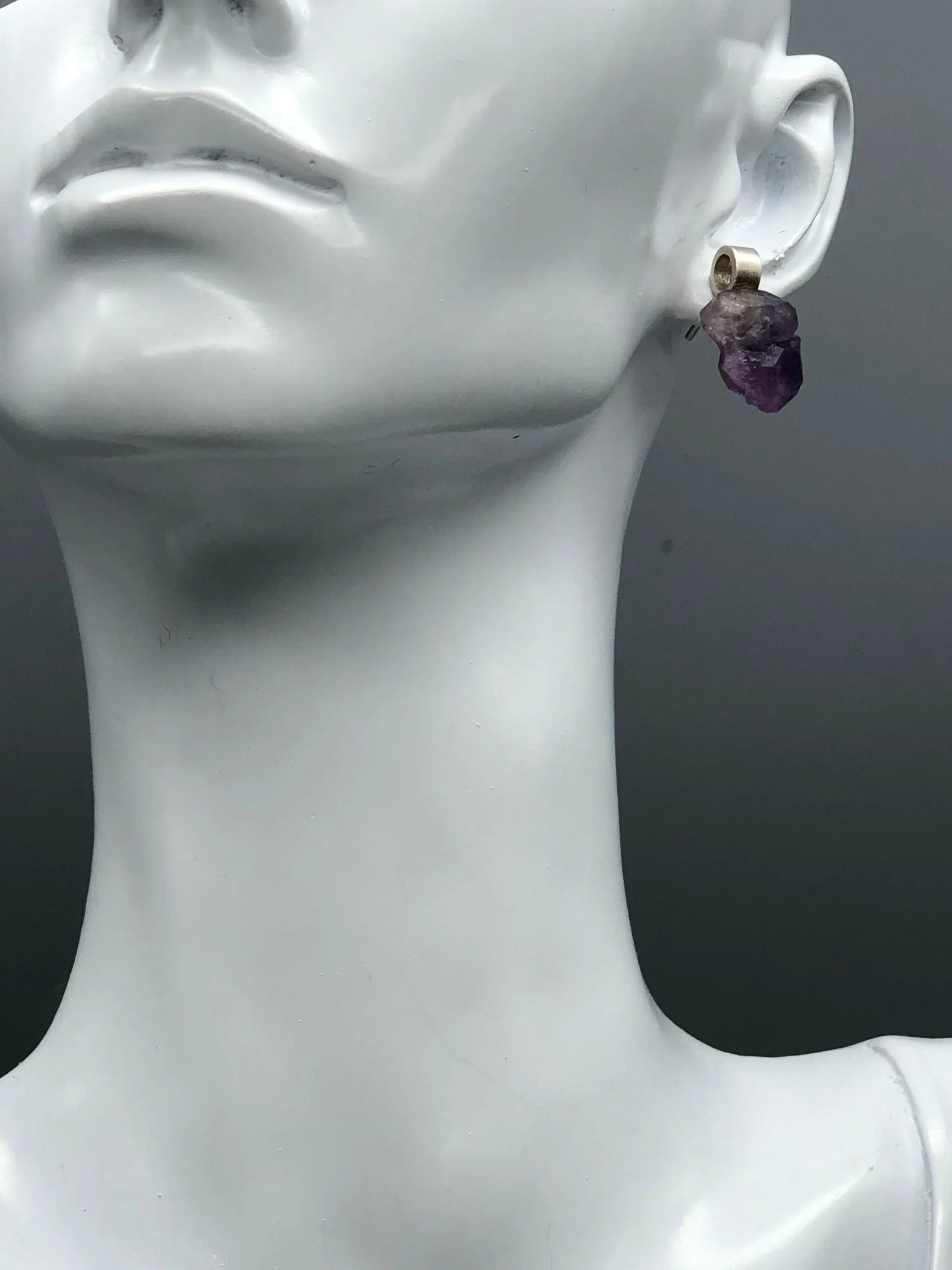 Orecchini PEPITAS indossati argento ametista Crepundia Gioielli — Crepundia Bologna worn contemporary earrings with amethyst
