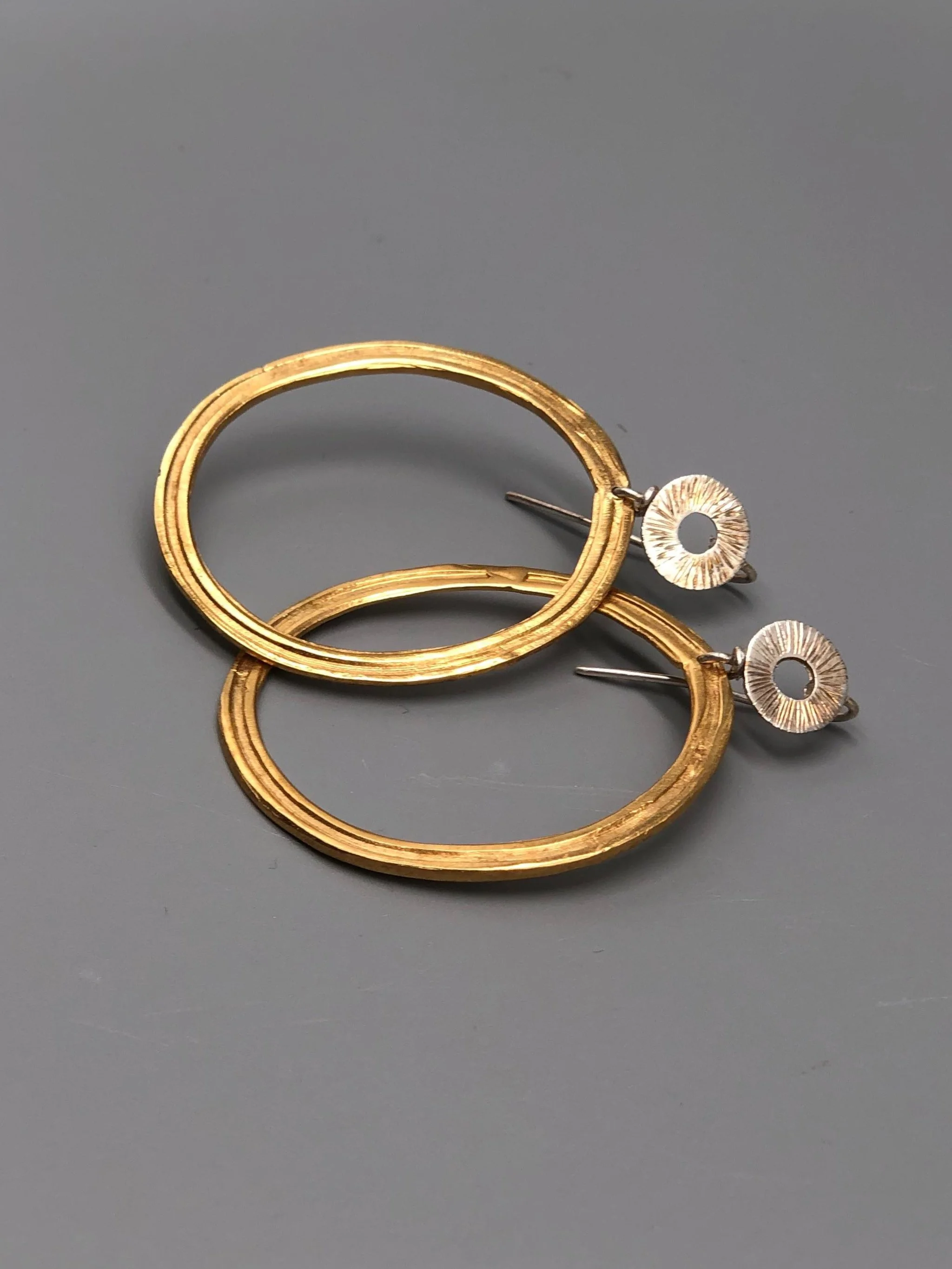 Orecchini Cerchio argento e bronzo placcato oro 18 carati Crepundia Gioielli — Crepundia Bologna contemporary circular structure earrings