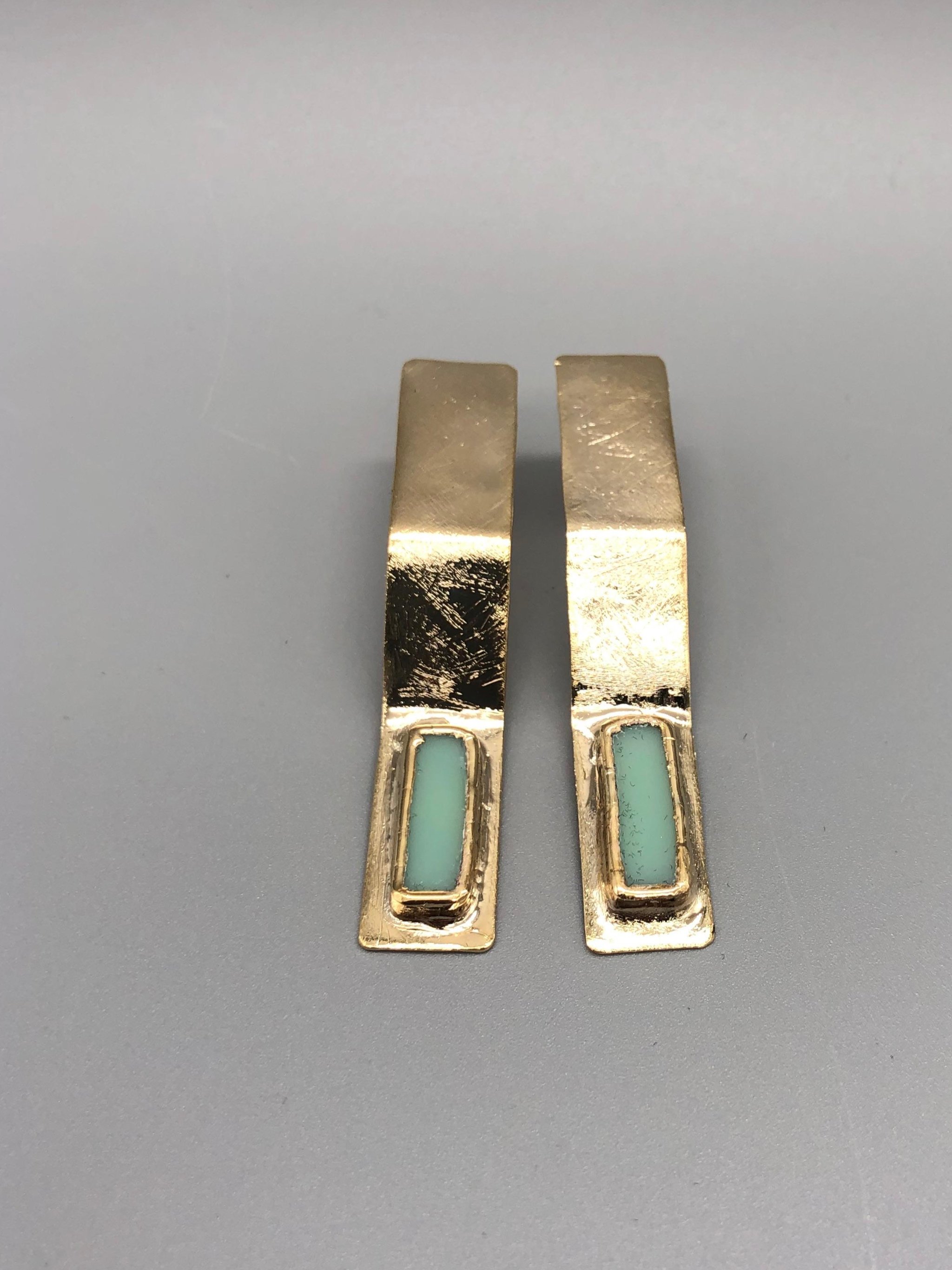 Orecchini Virgola Verde in ottone dorato con inserti rettangolari in vetro di Murano verde.