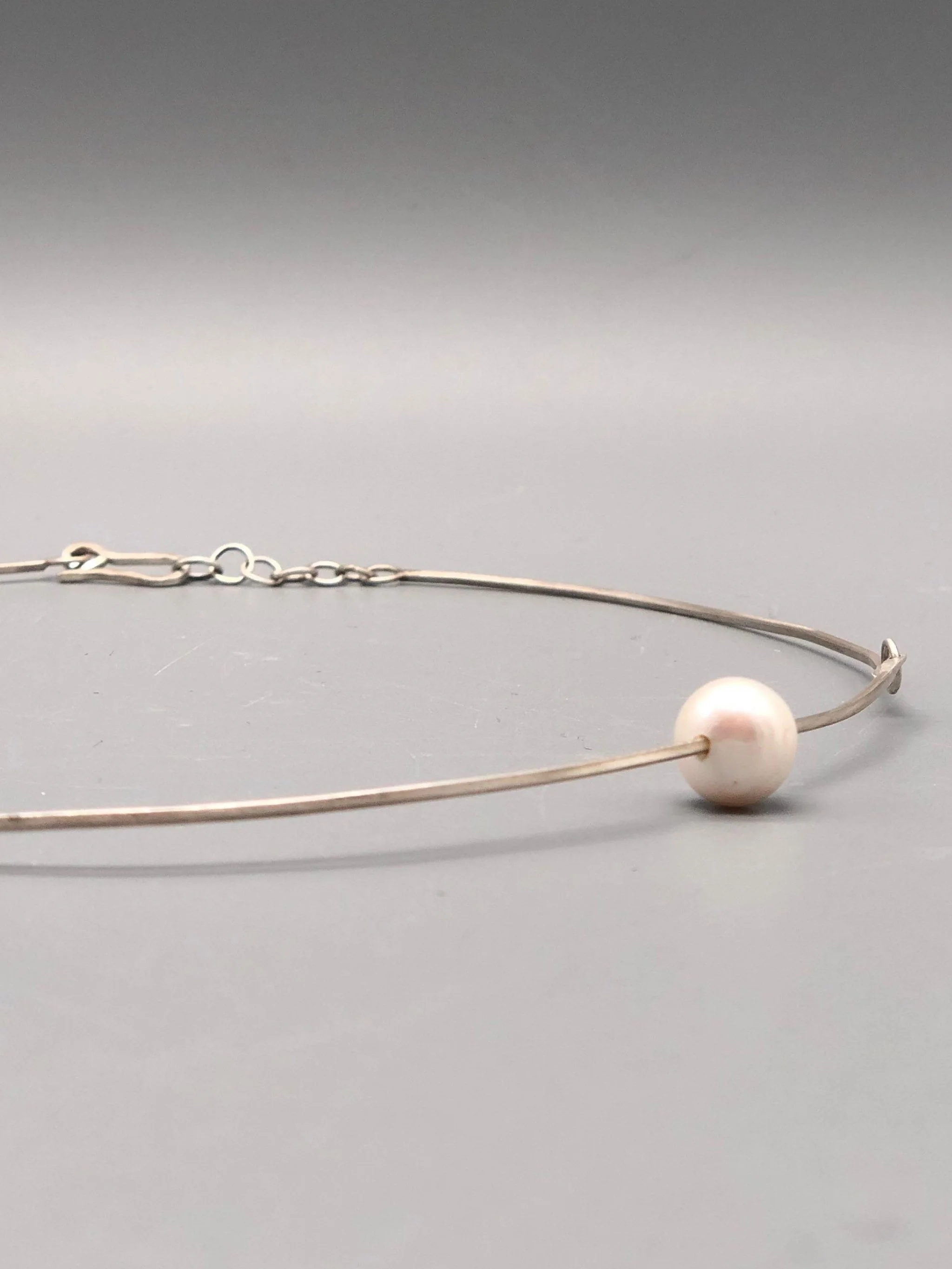 Collana girocollo Agadez in argento con perla singola, design minimale Crepundia