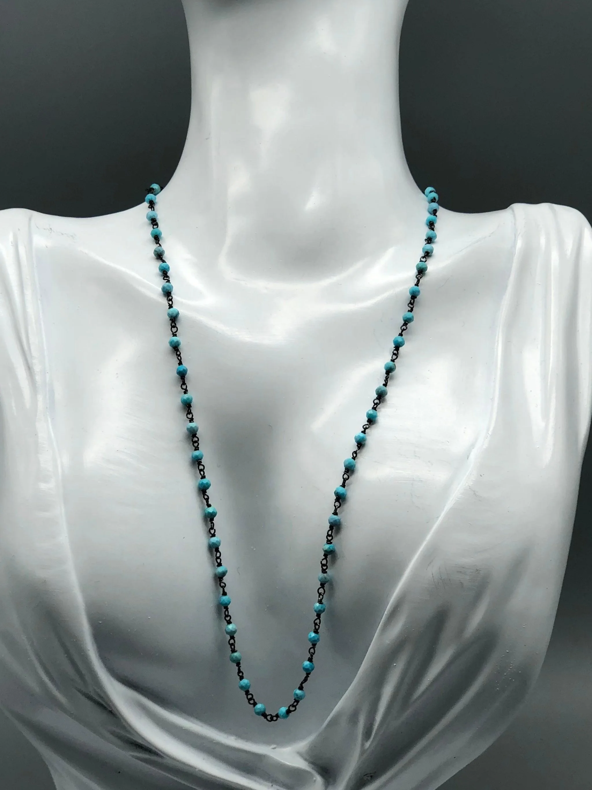 Turquoise rosary necklace in oxidized sterling silver by Crepundia Gioielli Bologna. / Collana rosario in turchese e argento brunito Crepundia Gioielli Bologna.