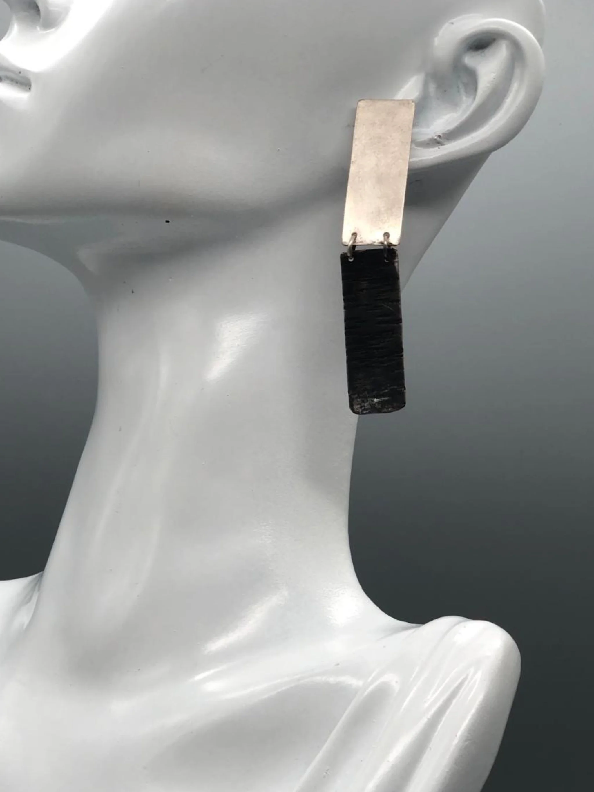 Dual earrings in matte silver and oxidized silver, Crepundia Gioielli Bologna.