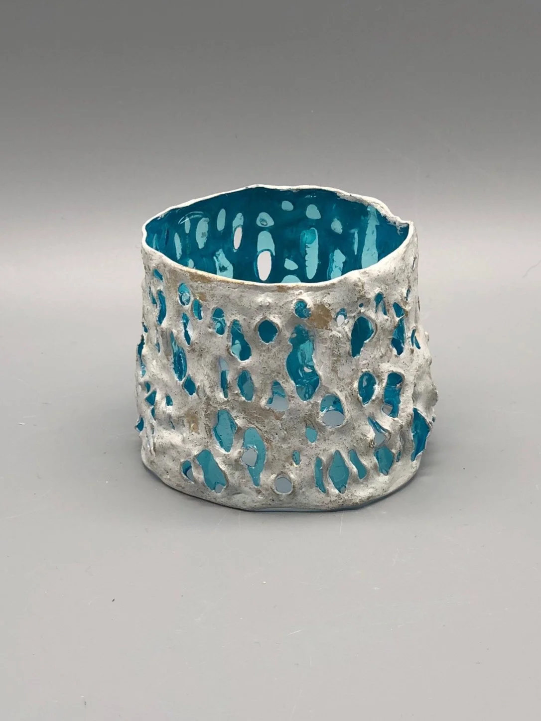 Bracciali in plastica riciclata con pigmenti metallizzati, superfici materiche e volumi irregolari che definiscono una presenza scultorea e contemporanea — Giovanna Ussani, Crepundia Gioielli — Crepundia Bologna
Bracelets in recycled plastic with met