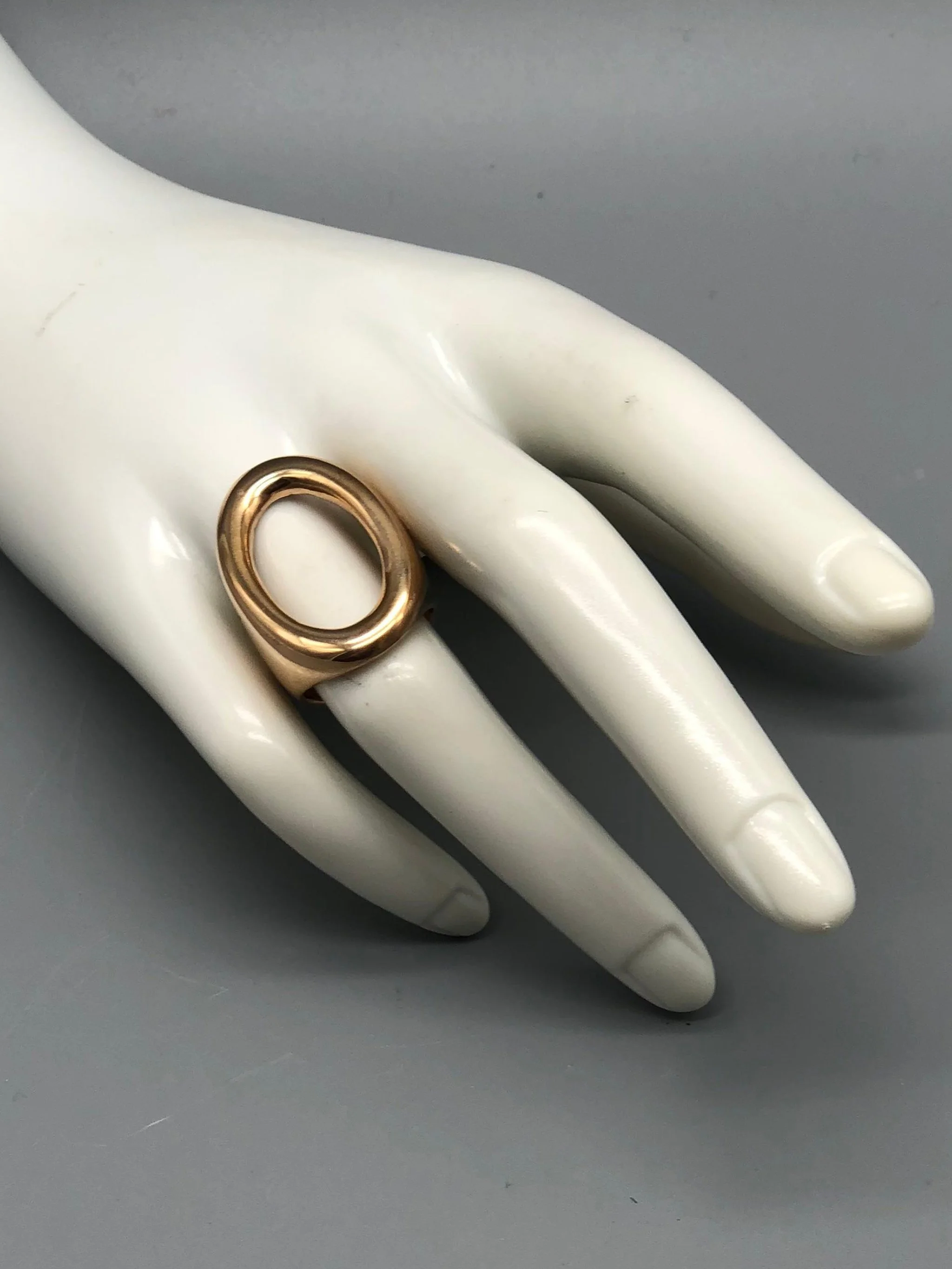Padma Ovale ring in rose bronze, Crepundia Gioielli Bologna. / Anello Padma Ovale in bronzo rosa, Crepundia Gioielli Bologna.