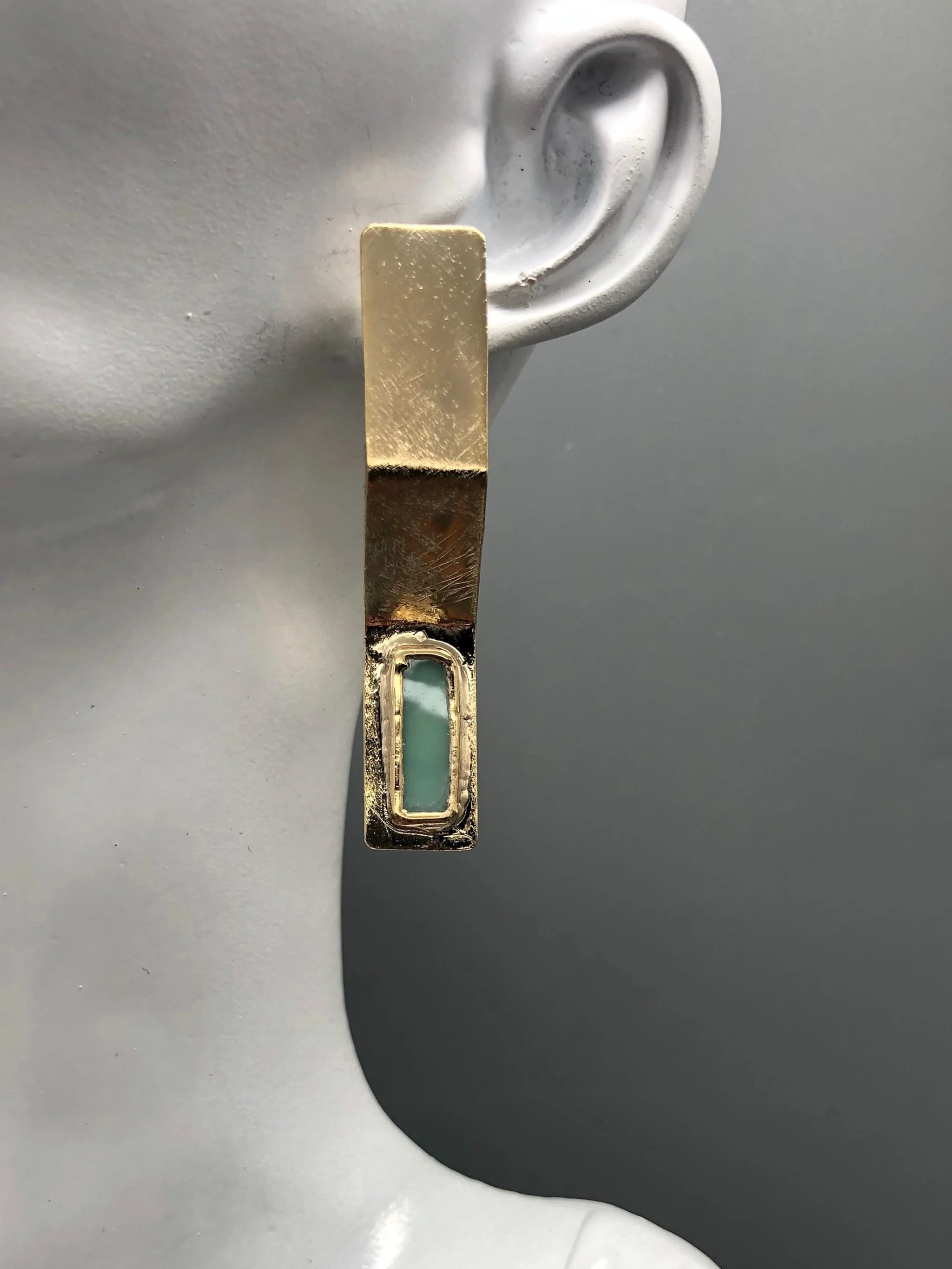 Orecchini Virgola Verde in ottone dorato con inserti rettangolari in vetro di Murano verde.