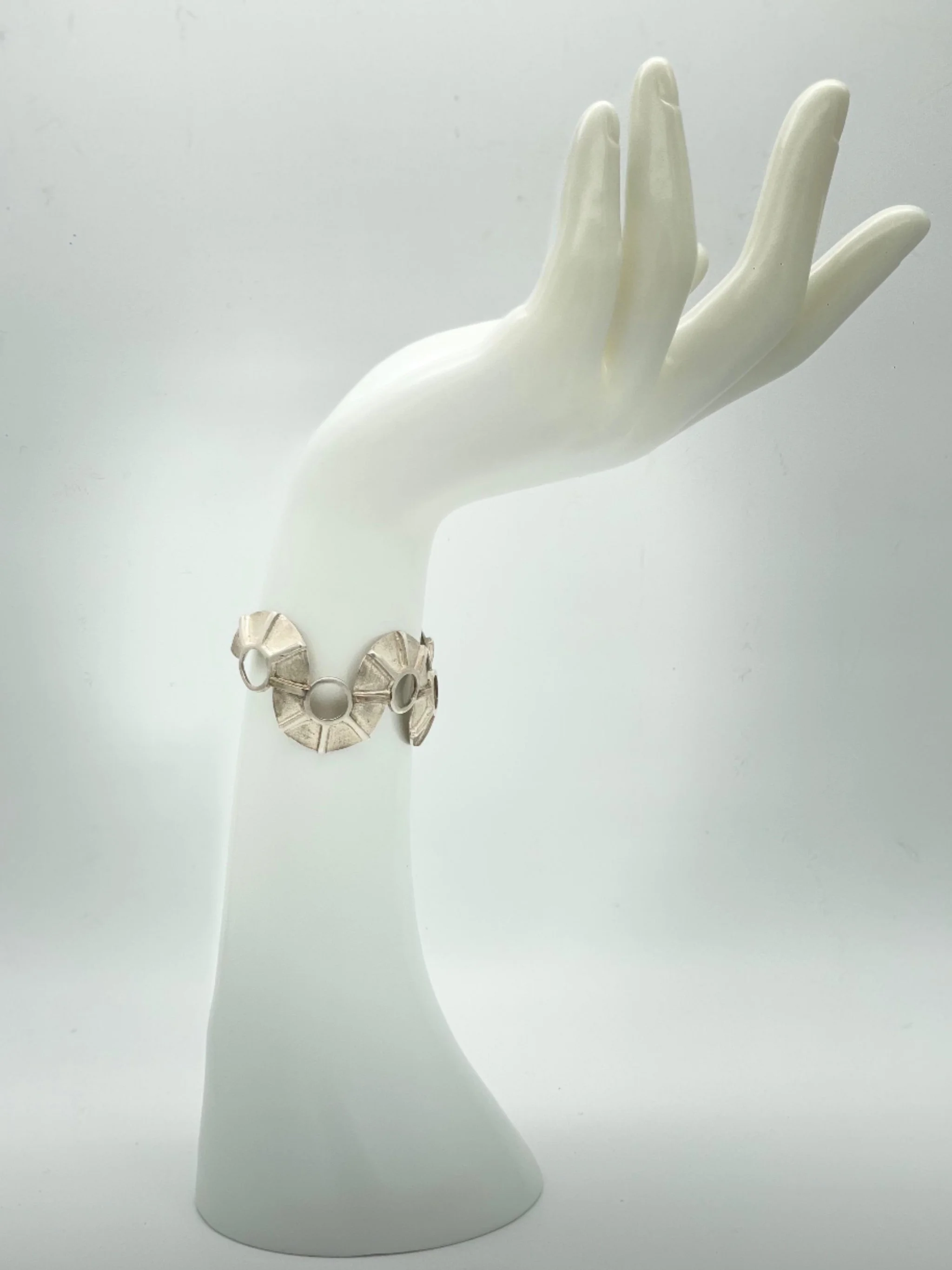 Marino bracelet by Ariadna Segafredo for Crepundia Gioielli Bologna in matte sterling silver with sculptural modular design inspired by marine forms