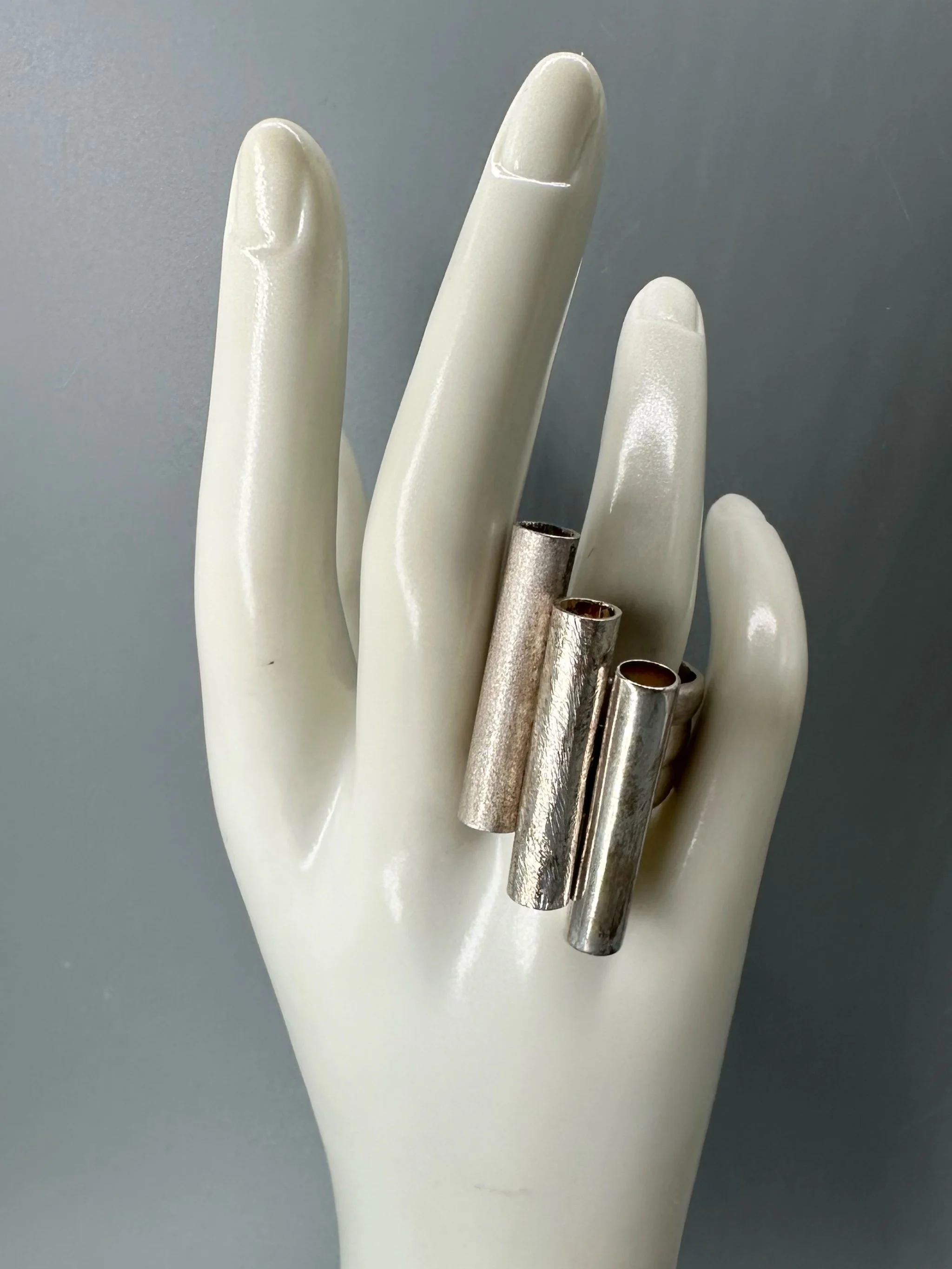 HoAsen Jewelry The Snow Tube Ring in satin-finished sterling silver — Crepundia Gioielli Bologna