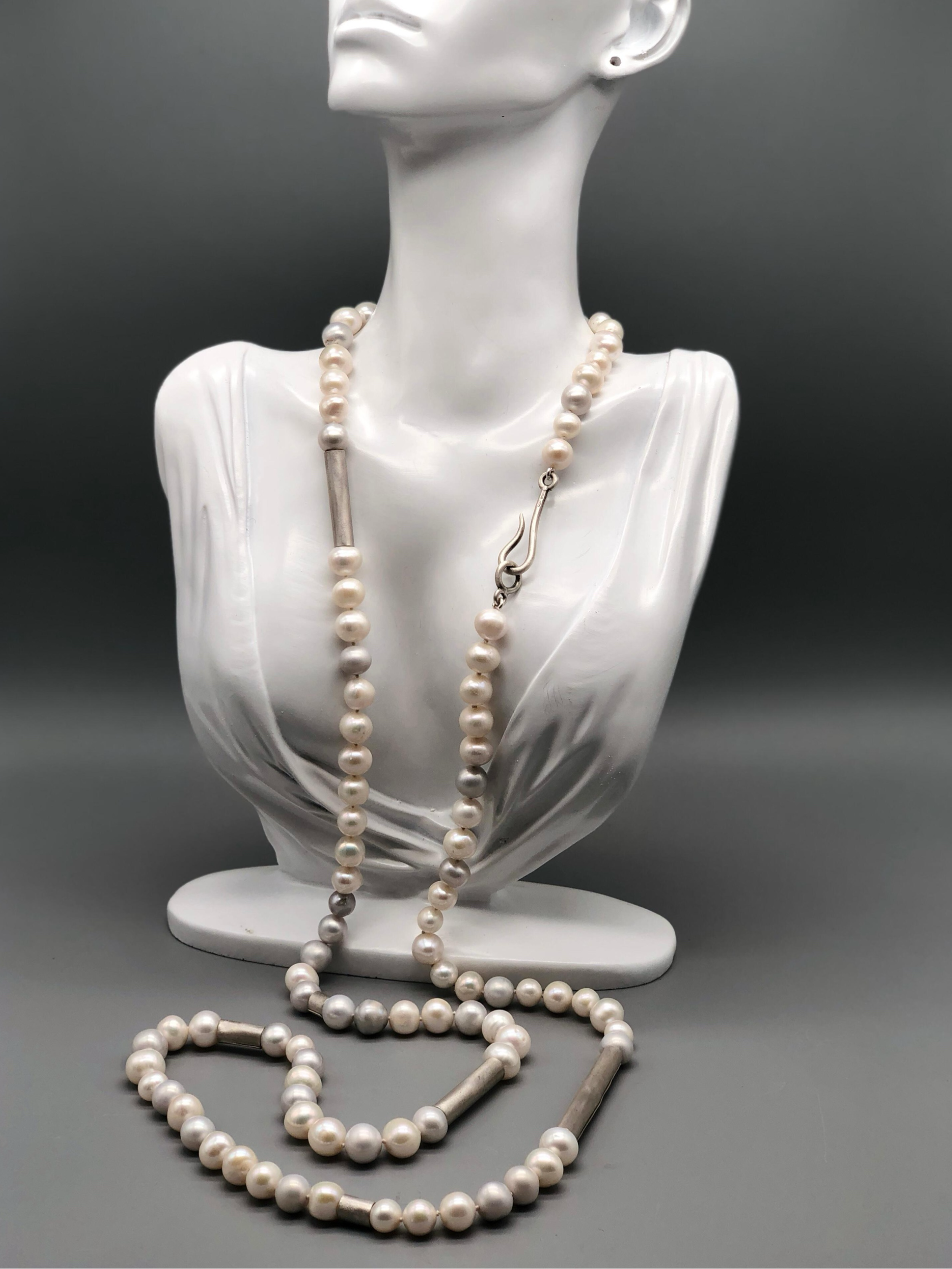 Collana Axis Pearls perle bianche e grigie argento indossata su busto — Crepundia Gioielli Bologna contemporary pearl necklace worn