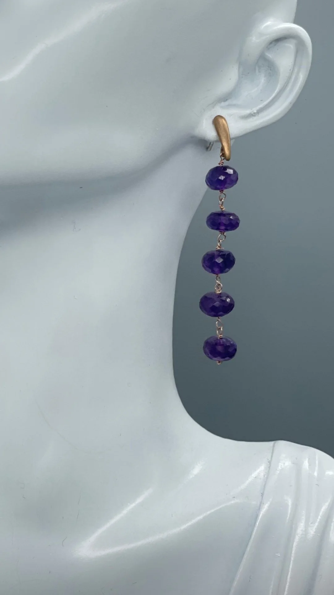 Orecchini con pietre in ametista naturali, composizione lineare design contemporaneo Crepundia Gioielli — Crepundia Bologna /
Earrings with natural amethyst gemstones, linear composition contemporary jewelry design Crepundia Gioielli — Crepundia Bolo
