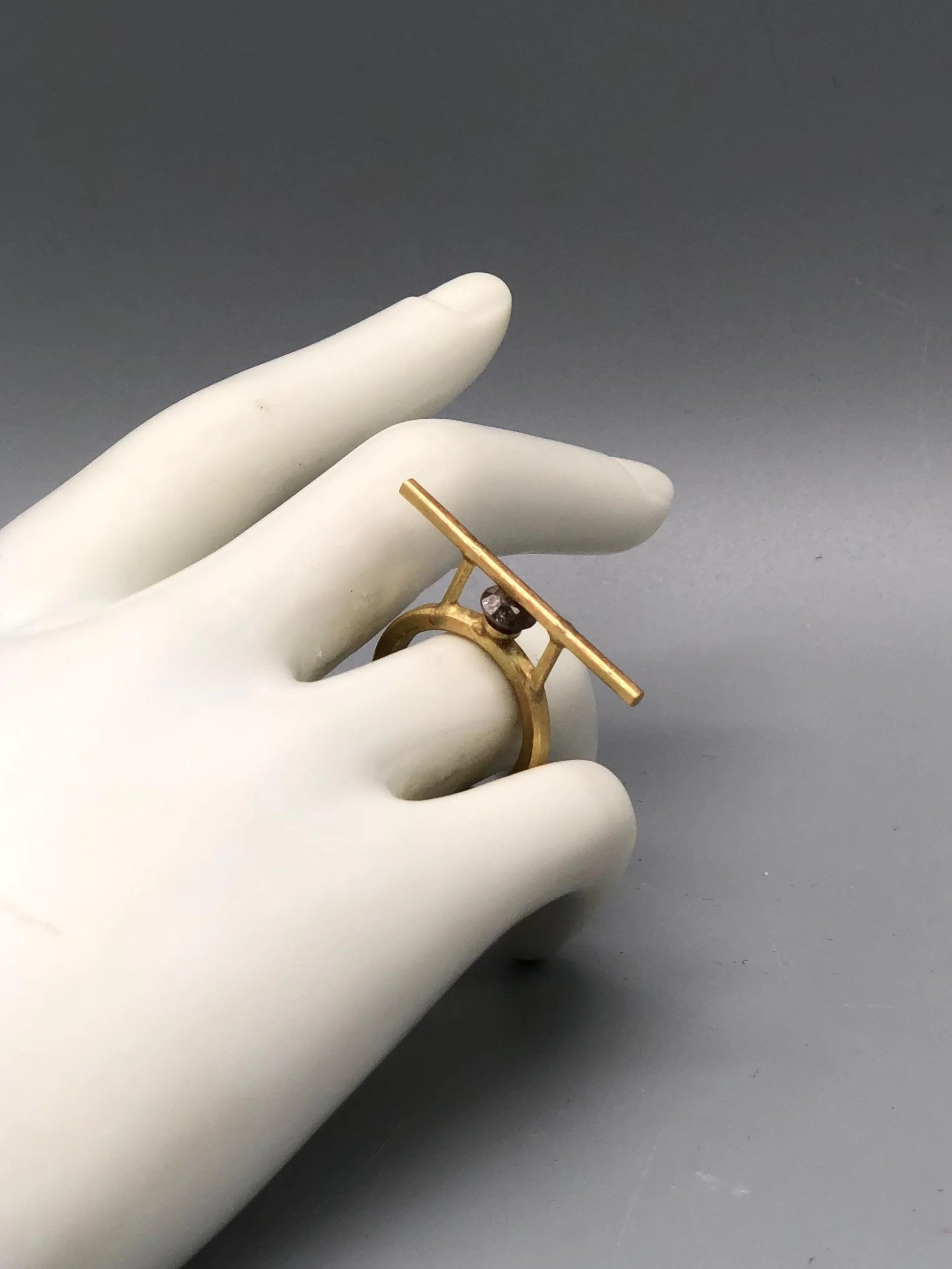 Marco Mangàni Barra Ring with grey diamond in matte 18k gold – Crepundia Gioielli Bologna