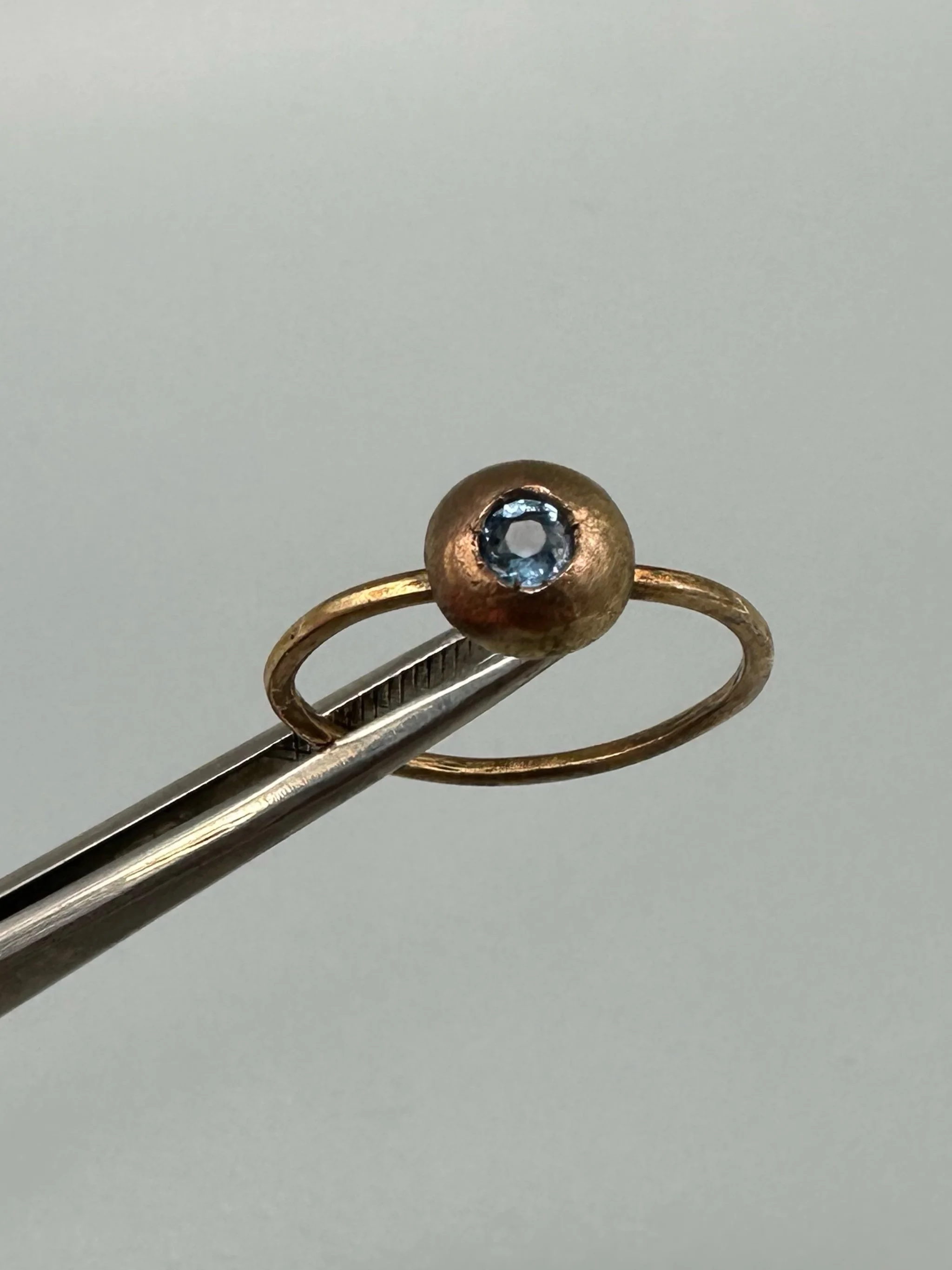 Anello BLOB di Crepundia Gioielli in bronzo con topazio azzurro. BLOB ring by Crepundia Gioielli in bronze with blue topaz.