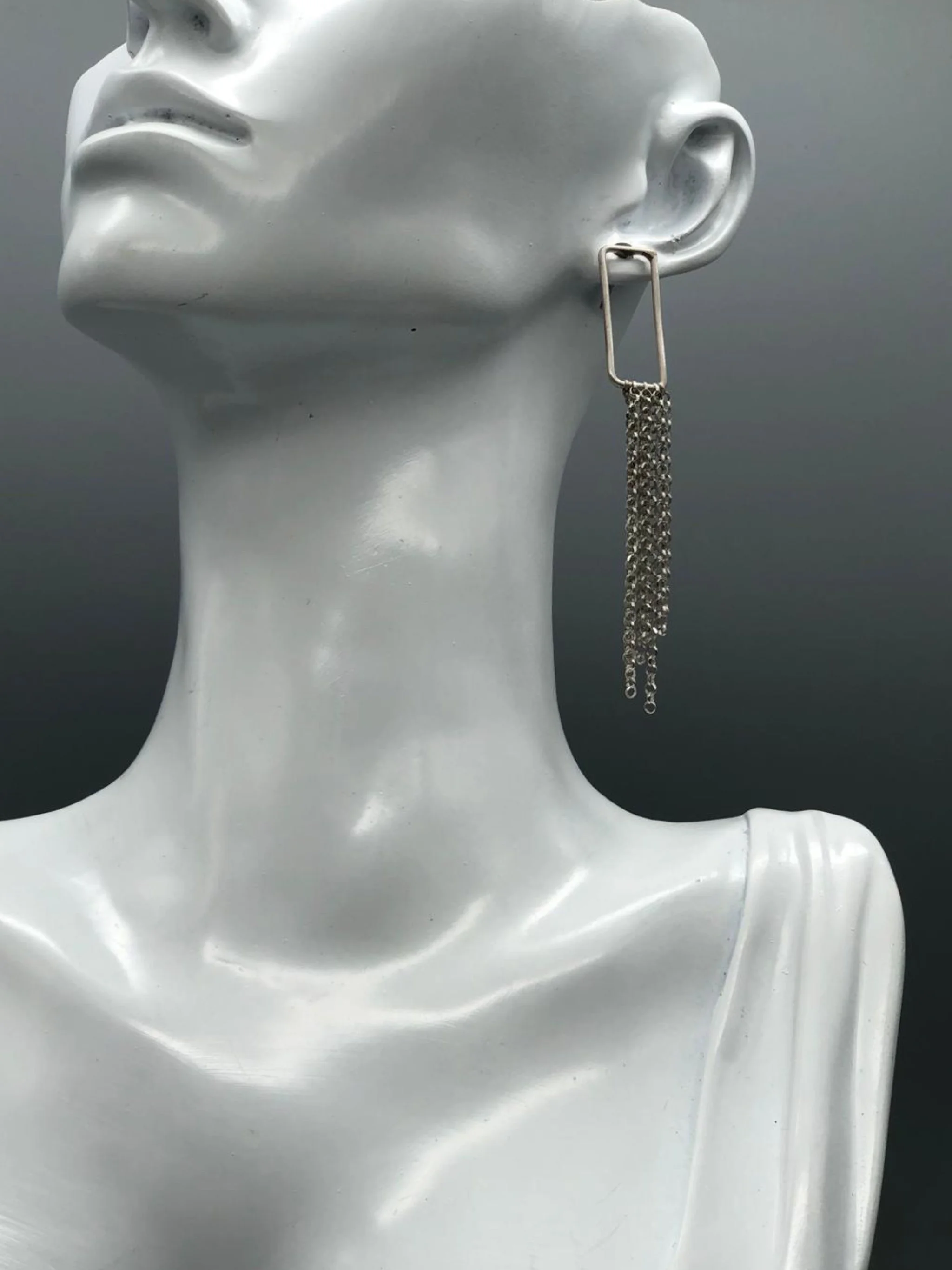 Orecchini Cascade Frame in argento 925 con struttura rettangolare aperta e cascata di sottili catene.