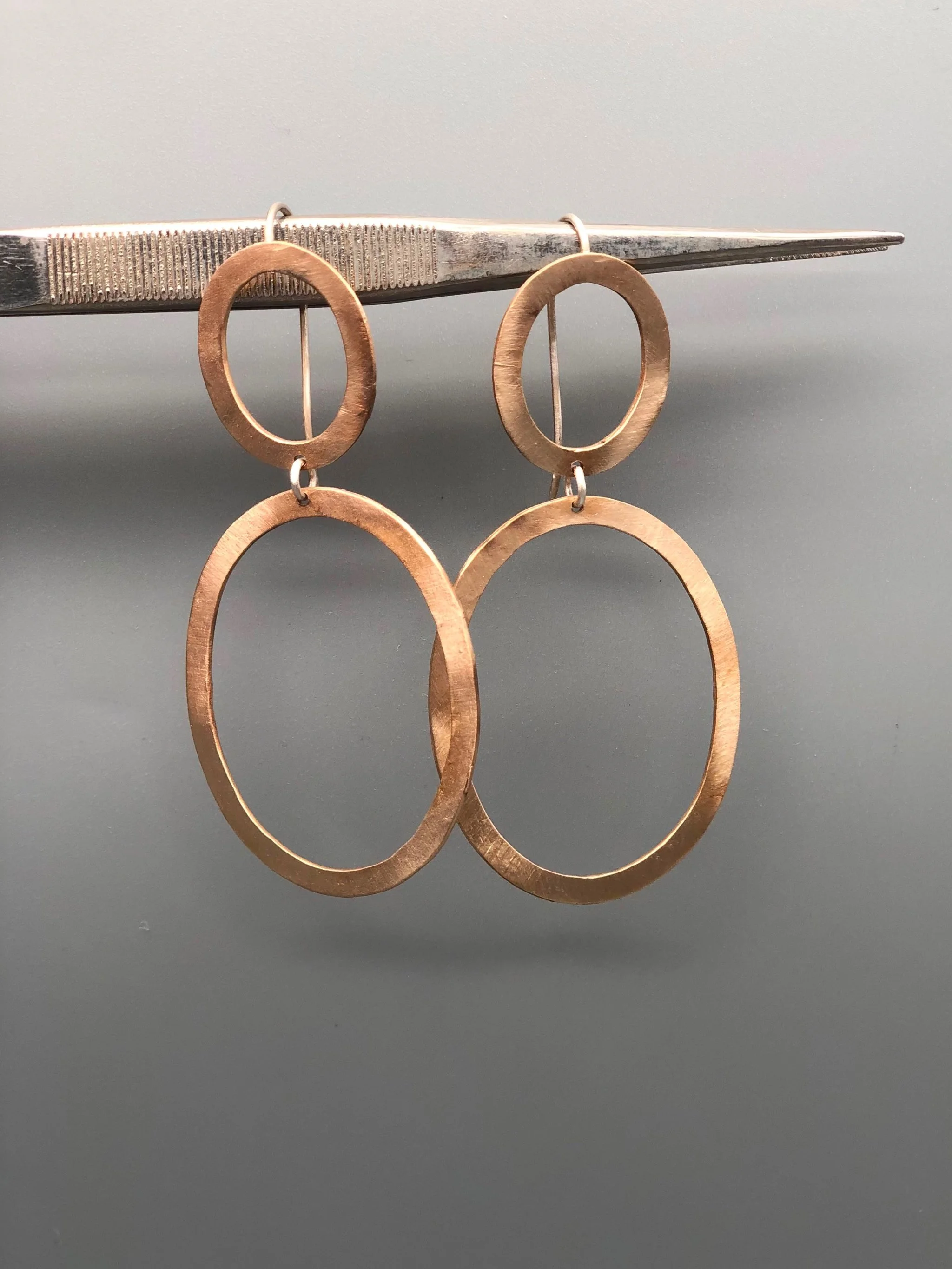 Orecchini Ovali Crepundia in bronzo e argento opaco, gioielli contemporanei dal design geometrico