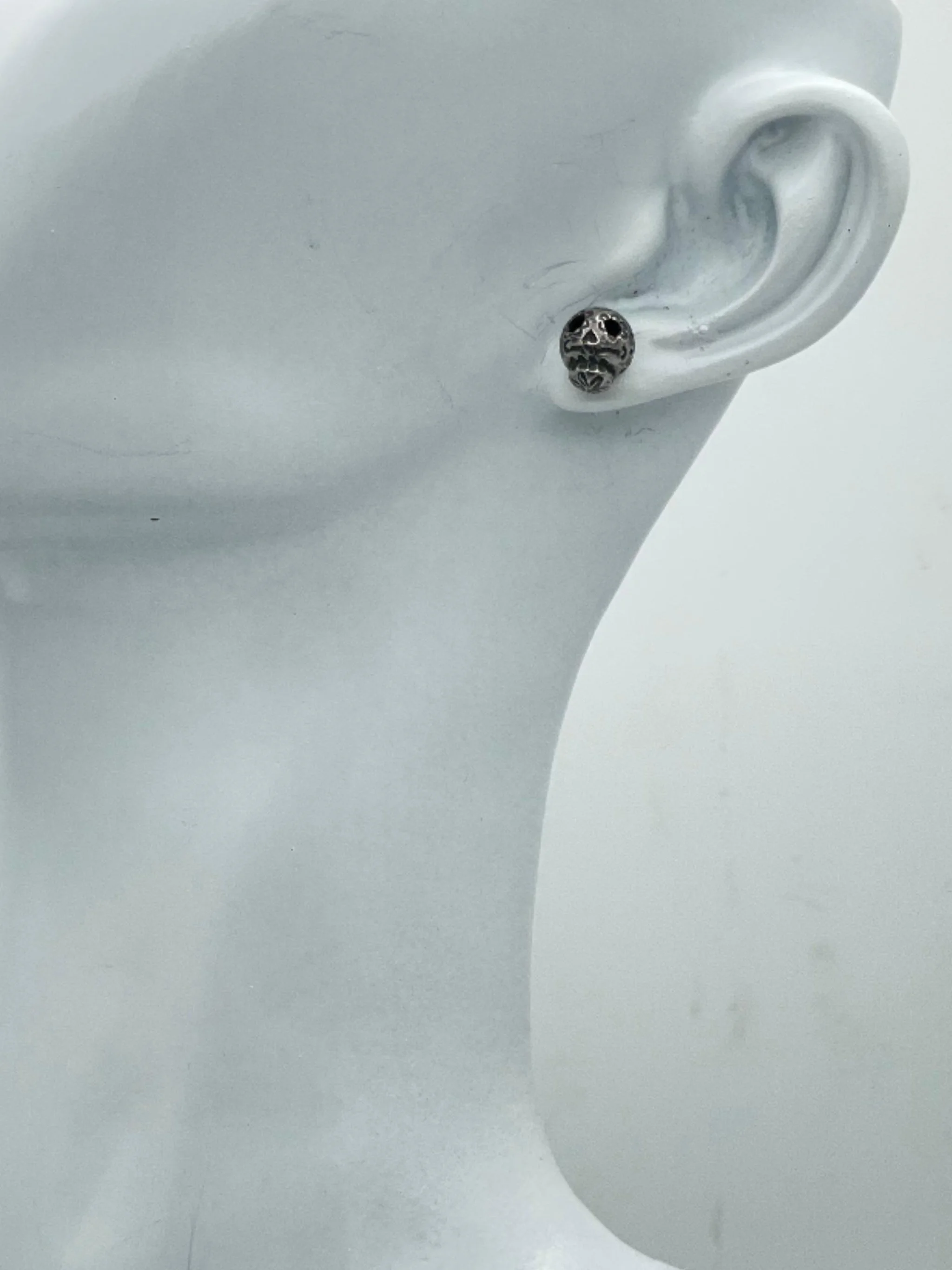 Sonja Markhoff Calavera de Dulce earrings in sterling silver, small engraved skull stud earrings, contemporary jewelry by Crepundia Gioielli Bologna