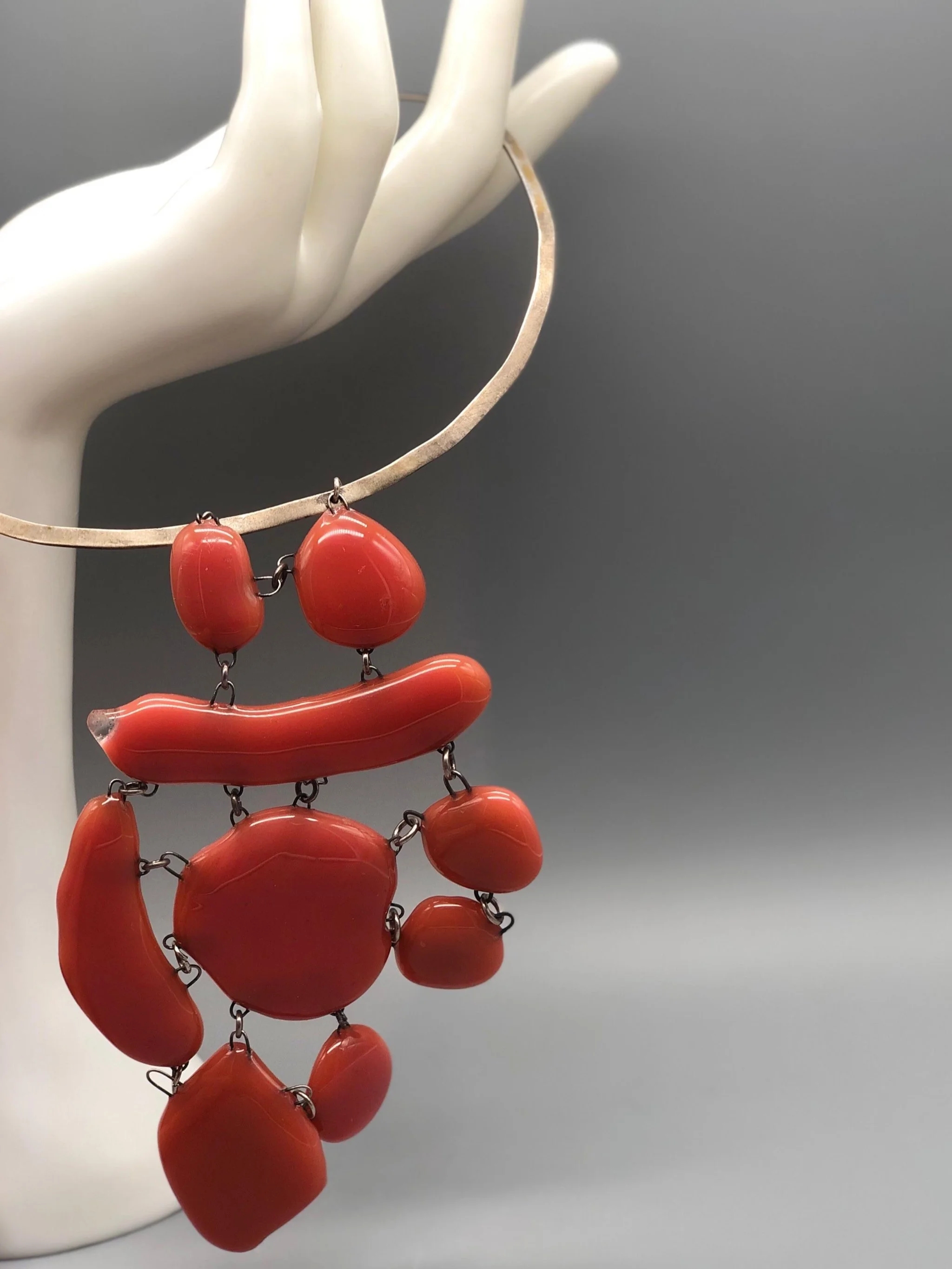 Manumara rigid Bullseye precious glass and silver necklace for Crepundia Gioielli Bologna. / Collana rigida Manumara in vetro prezioso Bullseye e argento per Crepundia Gioielli Bologna.