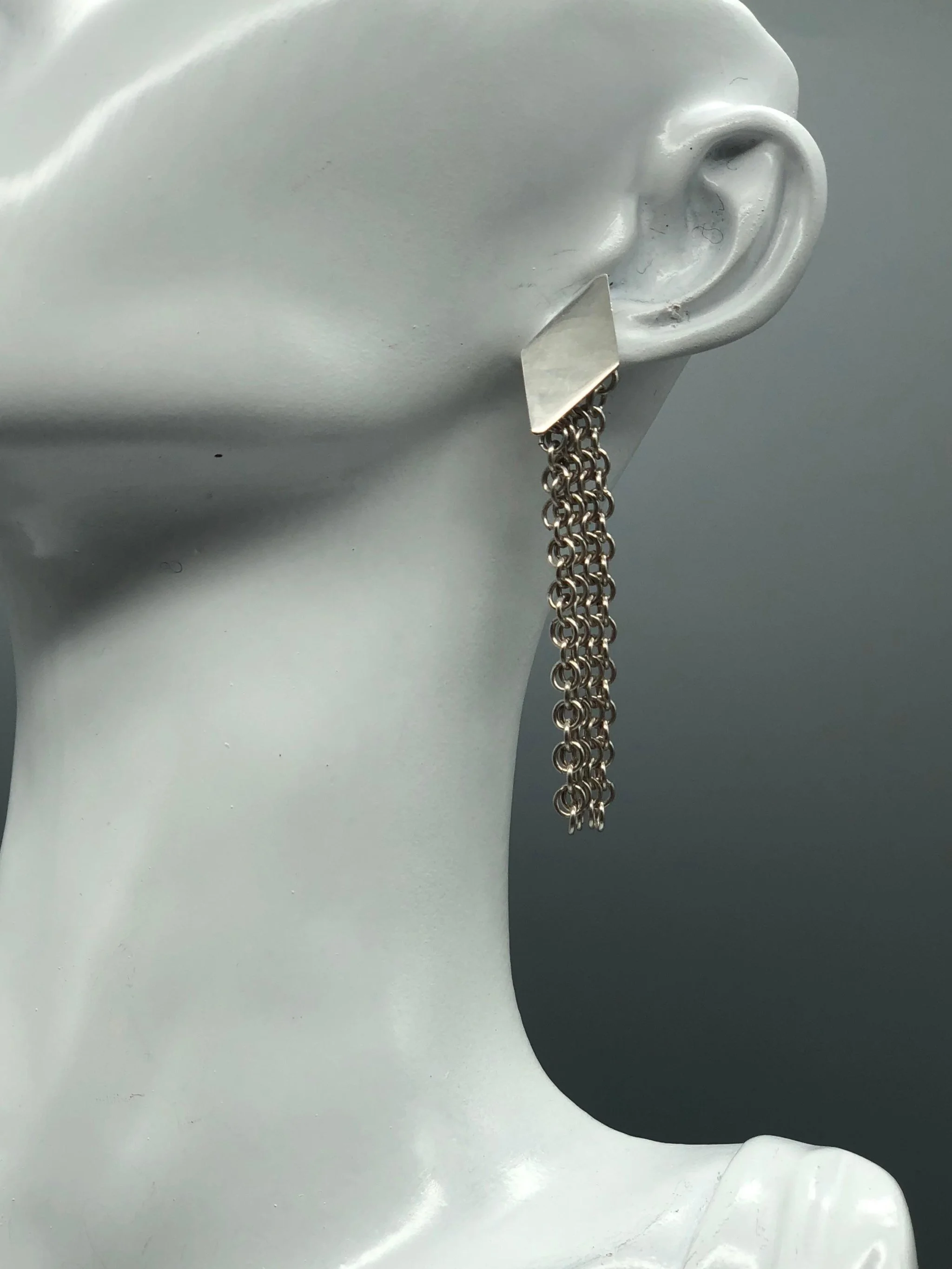 Sterling silver mesh earrings by Ariadna Segafredo for Crepundia Gioielli, featuring a geometric silver top and long handcrafted woven silver chain.