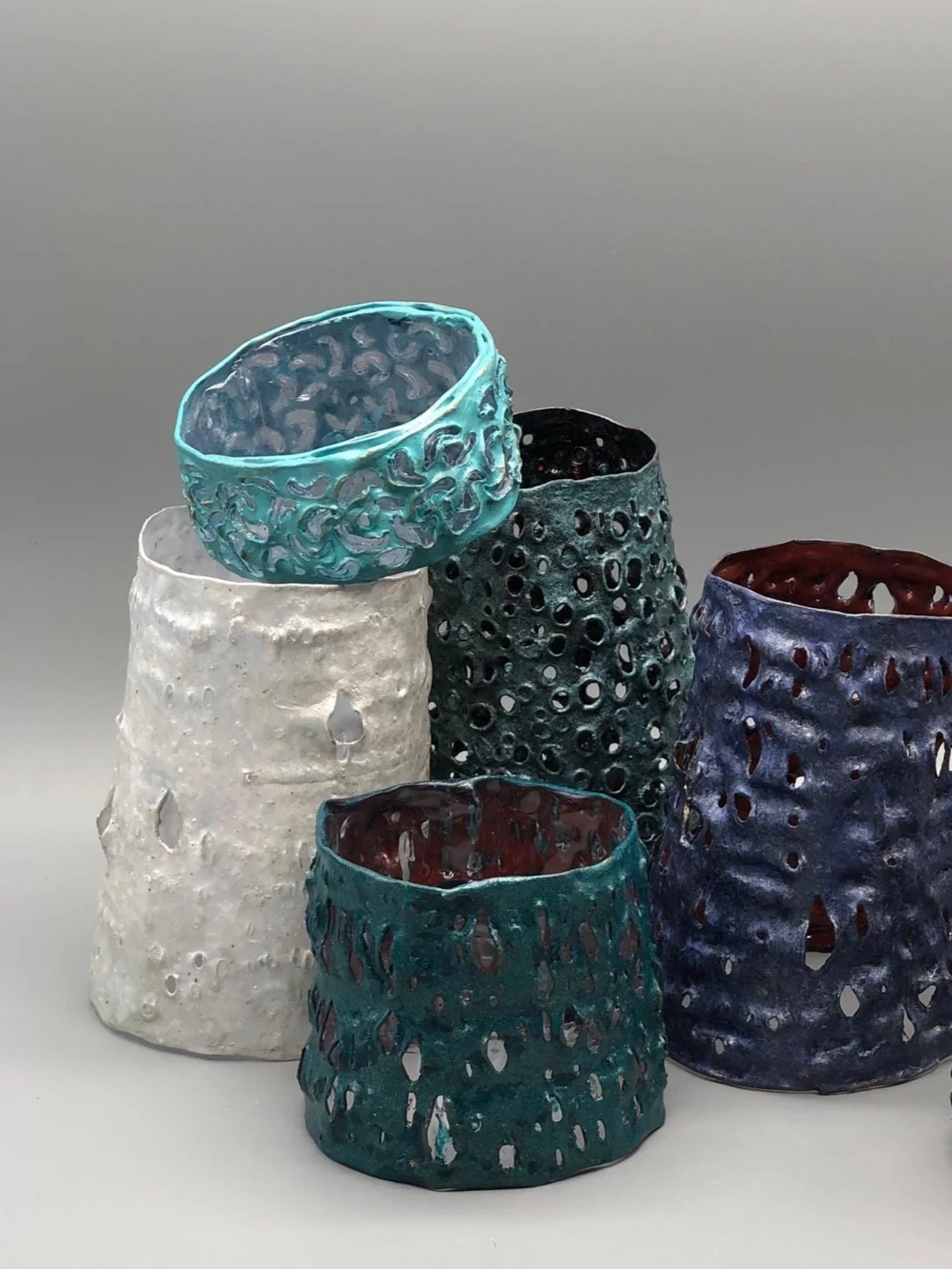 Bracciali in plastica riciclata con pigmenti metallizzati, superfici materiche e volumi irregolari che definiscono una presenza scultorea e contemporanea — Giovanna Ussani, Crepundia Gioielli — Crepundia Bologna
Bracelets in recycled plastic with met