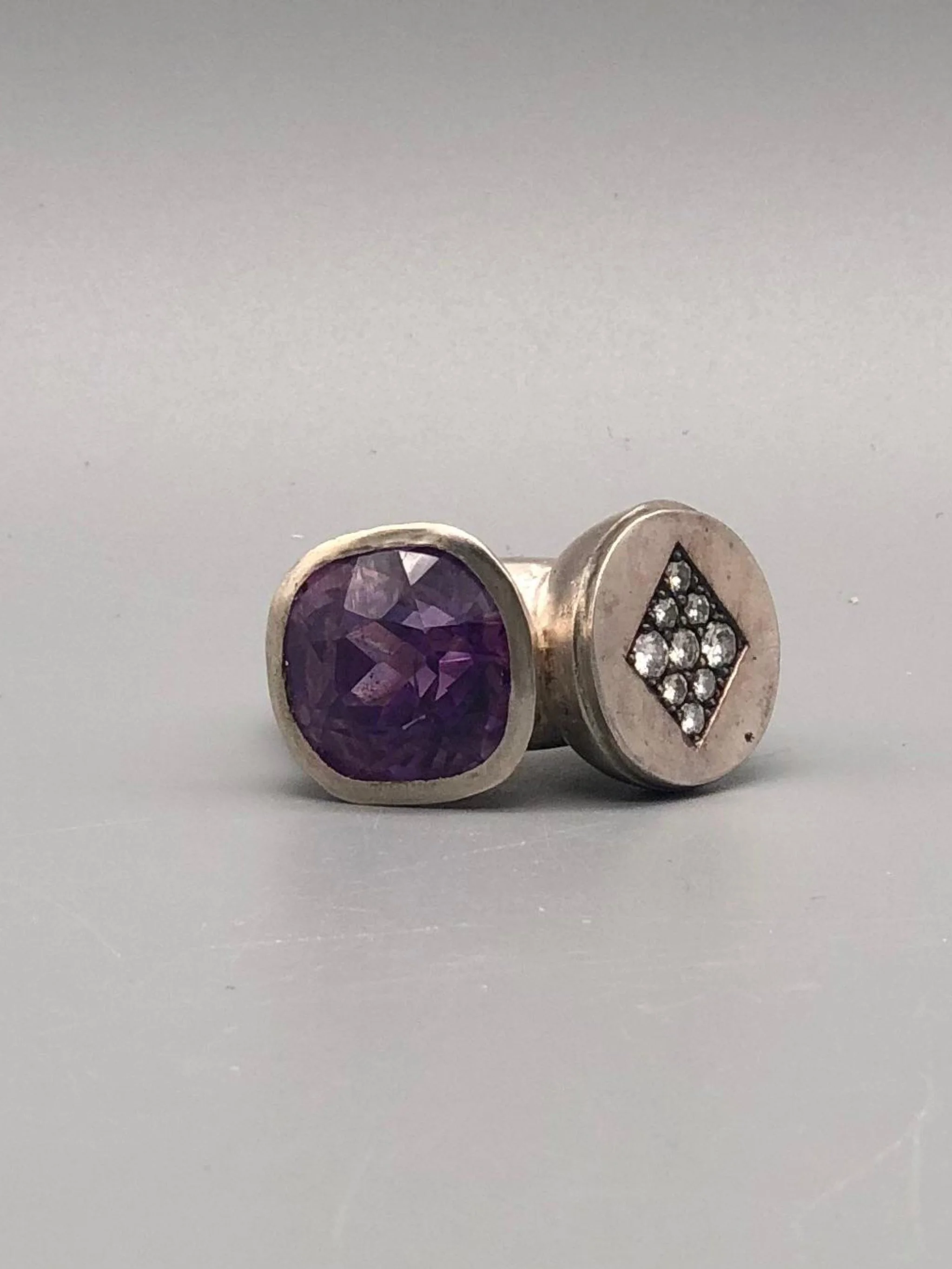Anello Diálogo di Raimondi in argento con ametista taglio antico e nove diamanti.  Diálogo ring by Raimondi in silver with antique-cut amethyst and nine diamonds.
