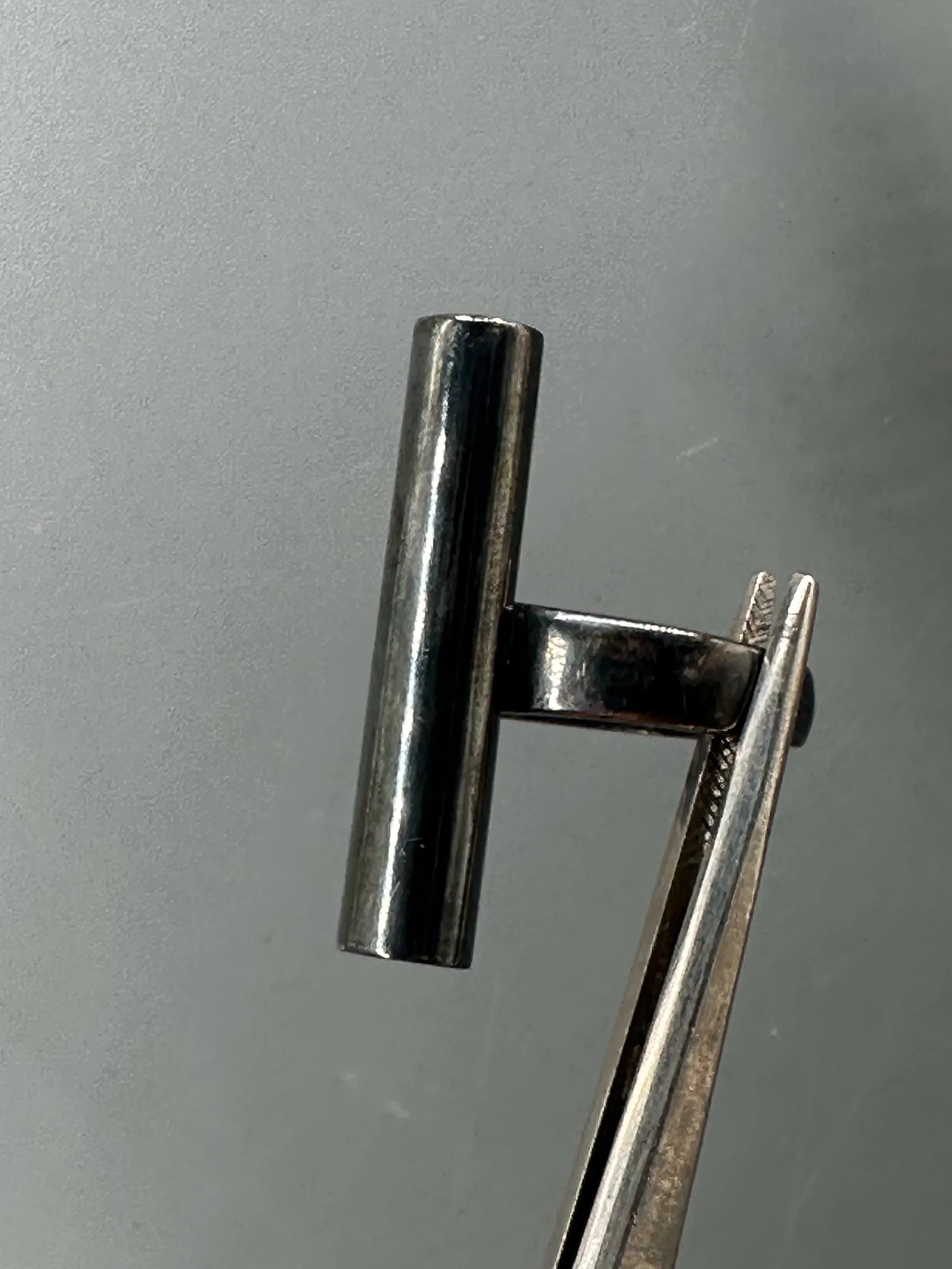 Anello Black Tube in argento al rutenio di HoAsen Jewelry.  Black Tube Ring in ruthenium-plated silver by HoAsen Jewelry.