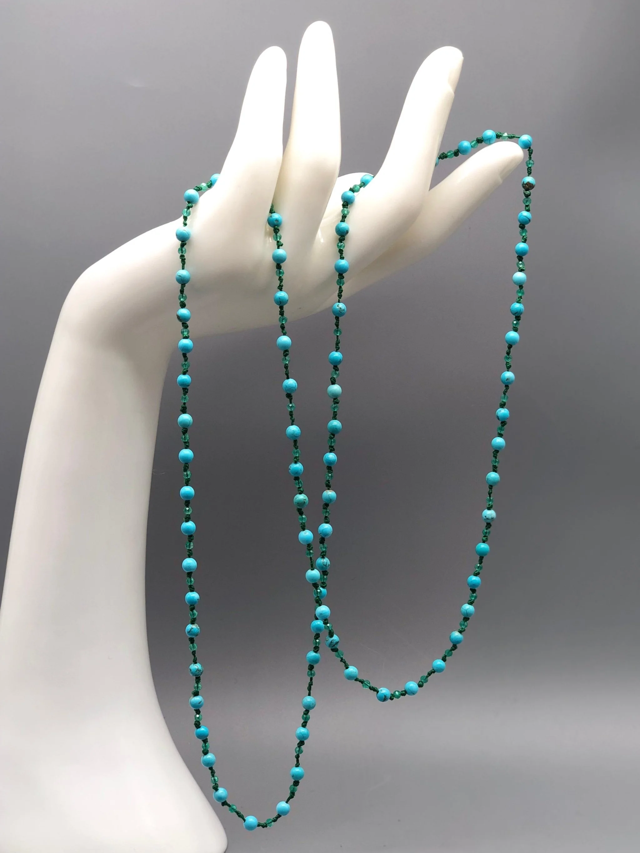 Summer necklace in turquoise and aventurine with green cotton thread. Crepundia Gioielli Bologna.