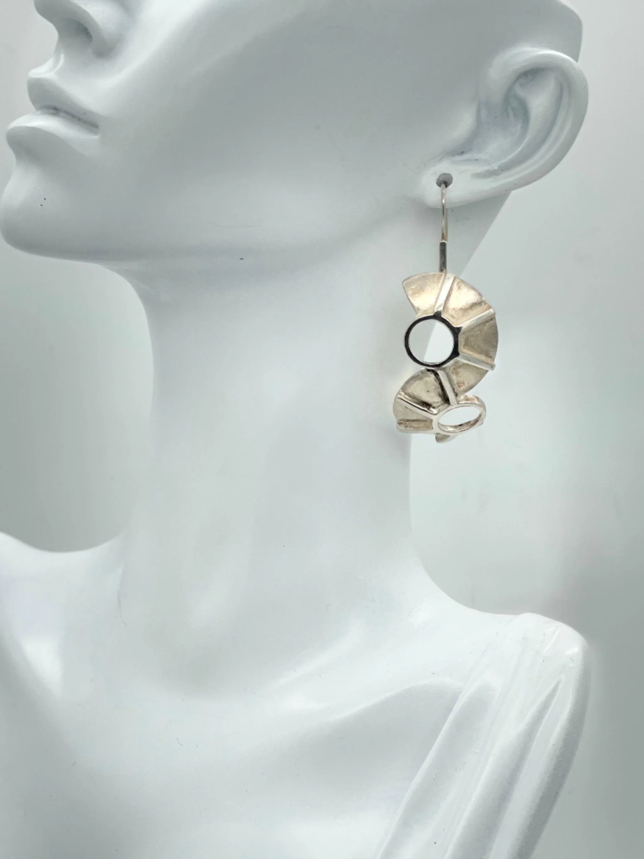 Marino earrings by Ariadna Segafredo for Crepundia Gioielli Bologna in matte sterling silver with modular sculptural design inspired by marine forms