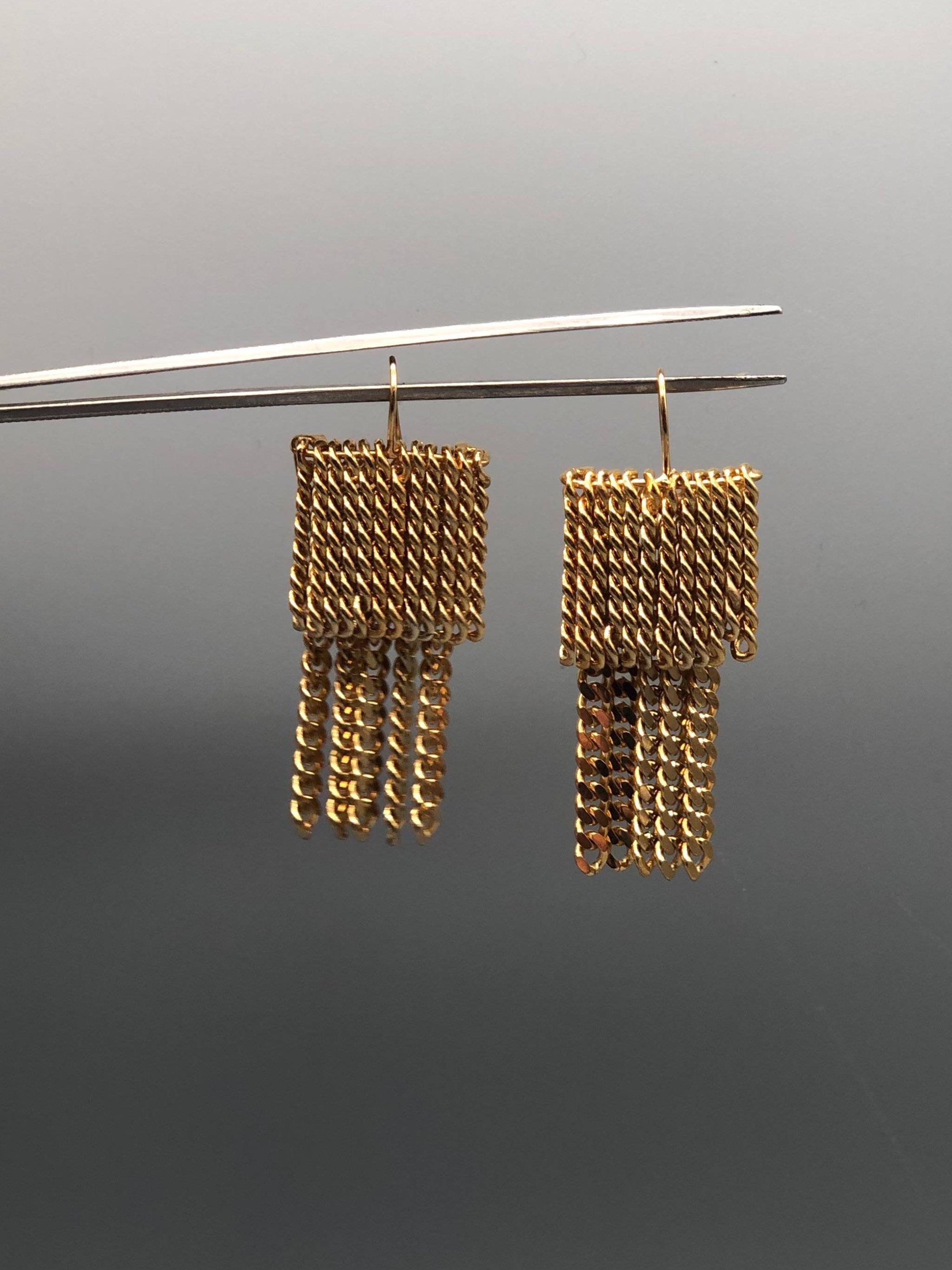 Orecchini Penteados ottone dorato oro giallo 18 carati design a catene intrecciate Crepundia Gioielli — Crepundia Bologna close-up struttura sospesa