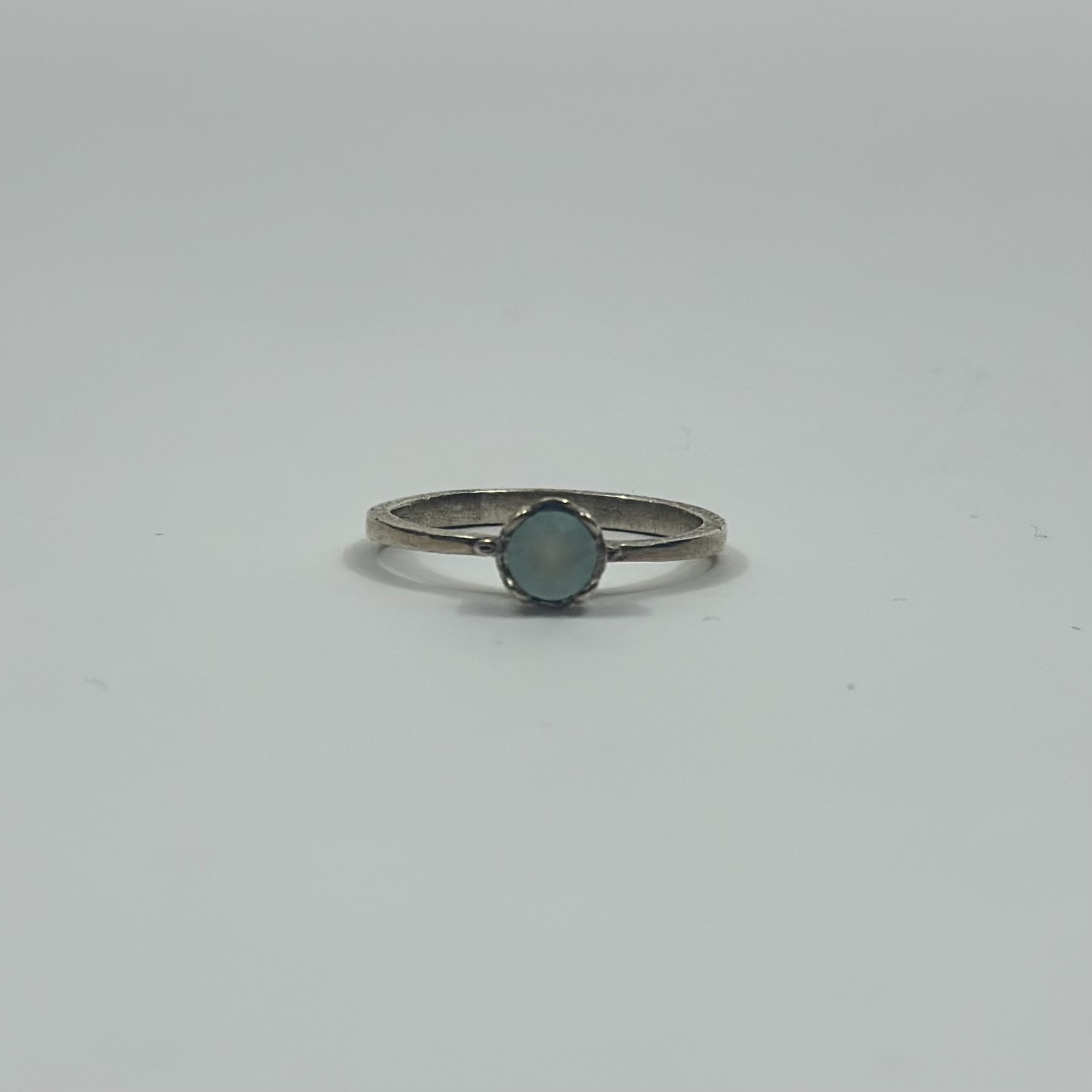 Anello Aime Moi in argento 925 con calcedonio. Contemporah