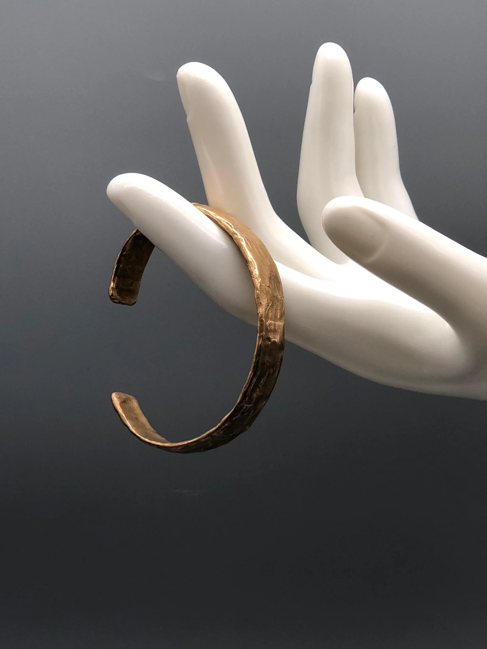 Bracciale in Bronzo Battuto
Hammered Bronze Bracelet

Floret Gioielli per Crepundia Gioielli Bologna
Floret Jewelry at Crepundia Gioielli Bologna