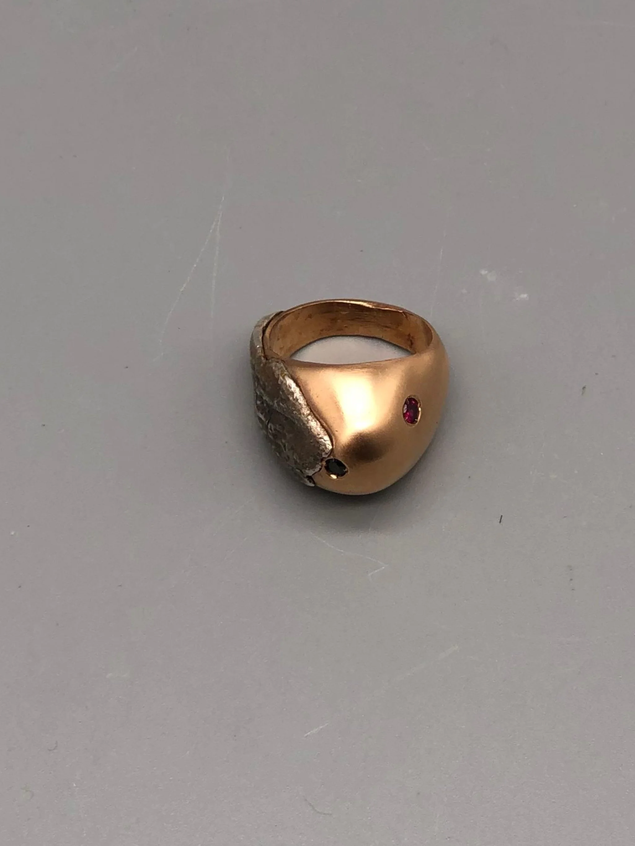 Padma Hill ring in rose bronze with raw silver application, garnet and black zircon. Sculptural contemporary handmade ring available at Crepundia Gioielli Bologna.