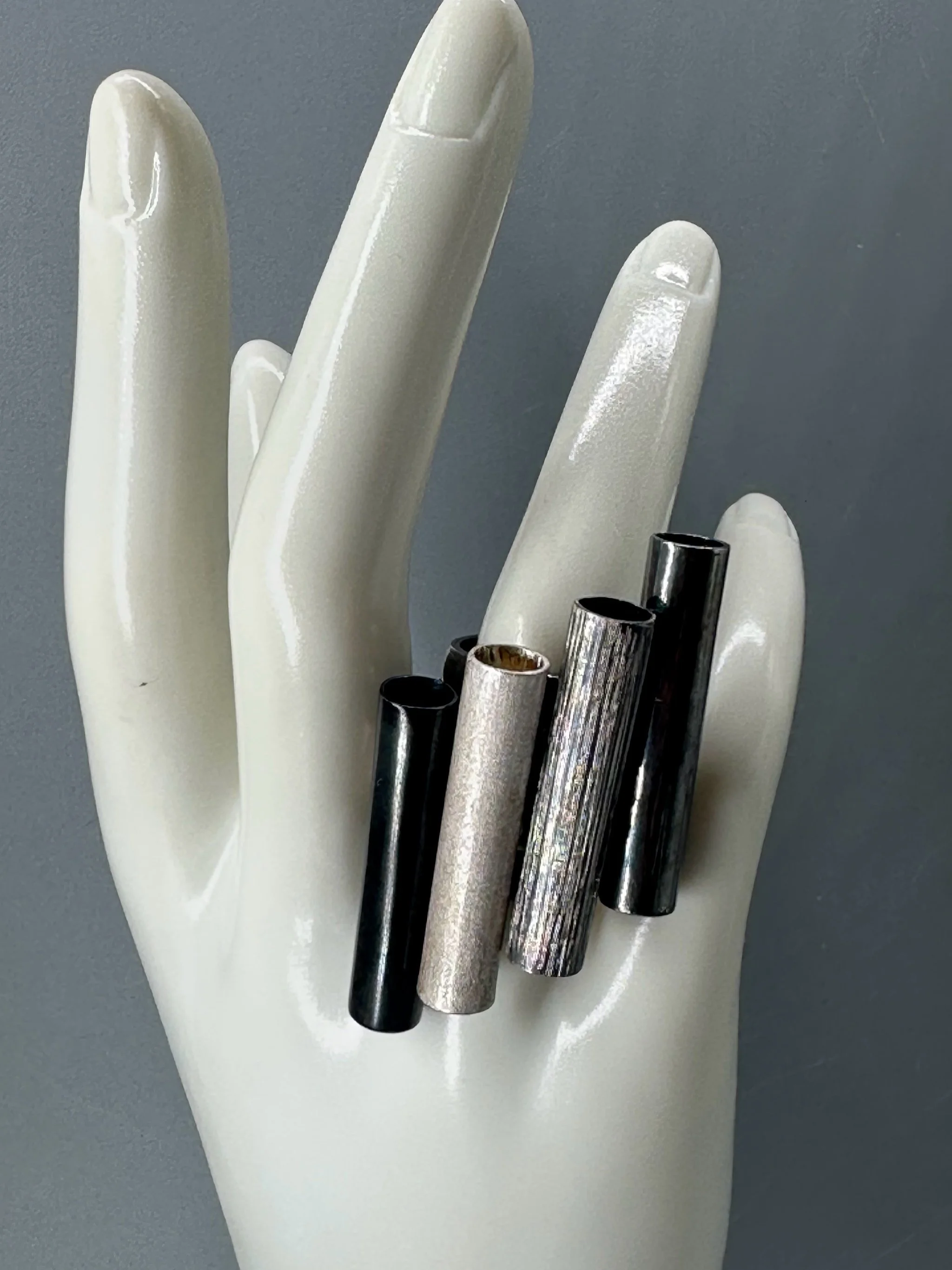 Anello Black Tube in argento al rutenio di HoAsen Jewelry.  Black Tube Ring in ruthenium-plated silver by HoAsen Jewelry.