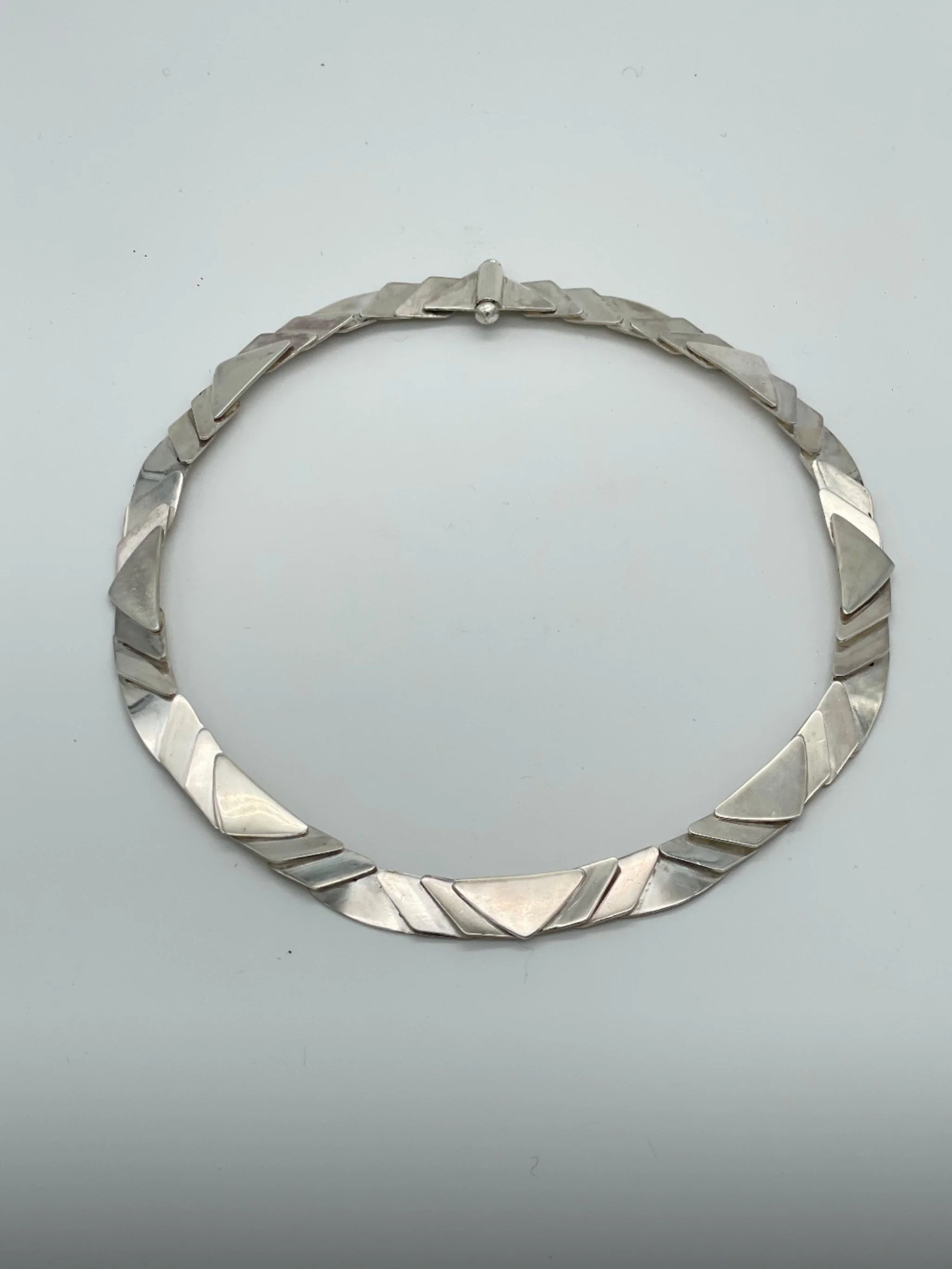 V Articolata necklace by Ariadna Segafredo for Crepundia Gioielli Bologna in sterling silver.