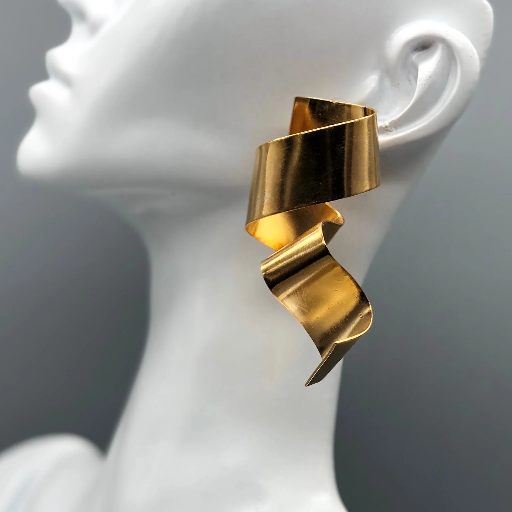 Orecchini Ribbon indossati Cacu Lab ottone placcato oro 18 carati design scultoreo Crepundia Gioielli — Crepundia Bologna