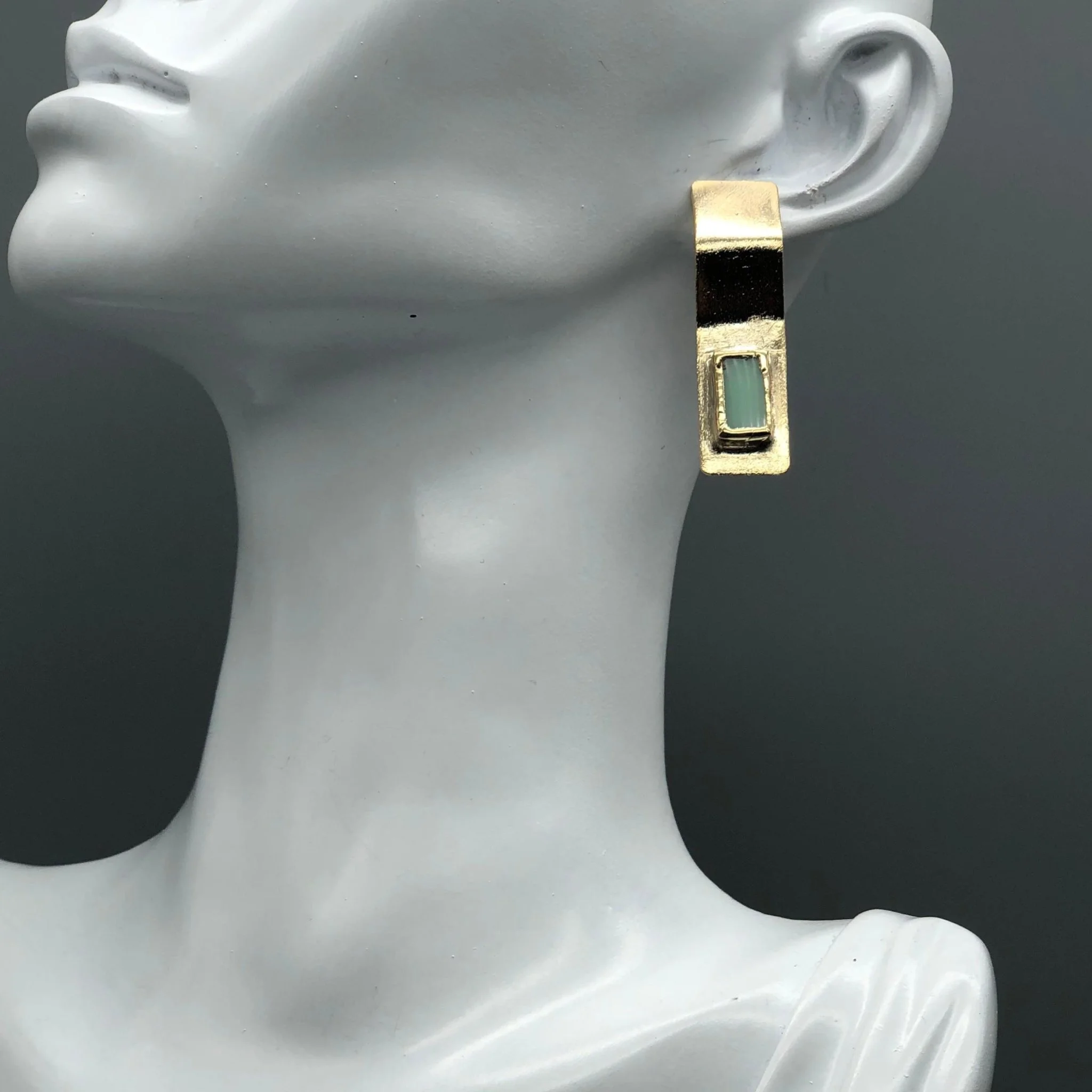 Anni Luce gold-toned earrings with rectangular green glass insert, contemporary jewelry Crepundia Gioielli Bologna
Orecchini Anni Luce in metallo dorato con inserto rettangolare in vetro verde, gioielli contemporanei Crepundia Gioielli Bologna